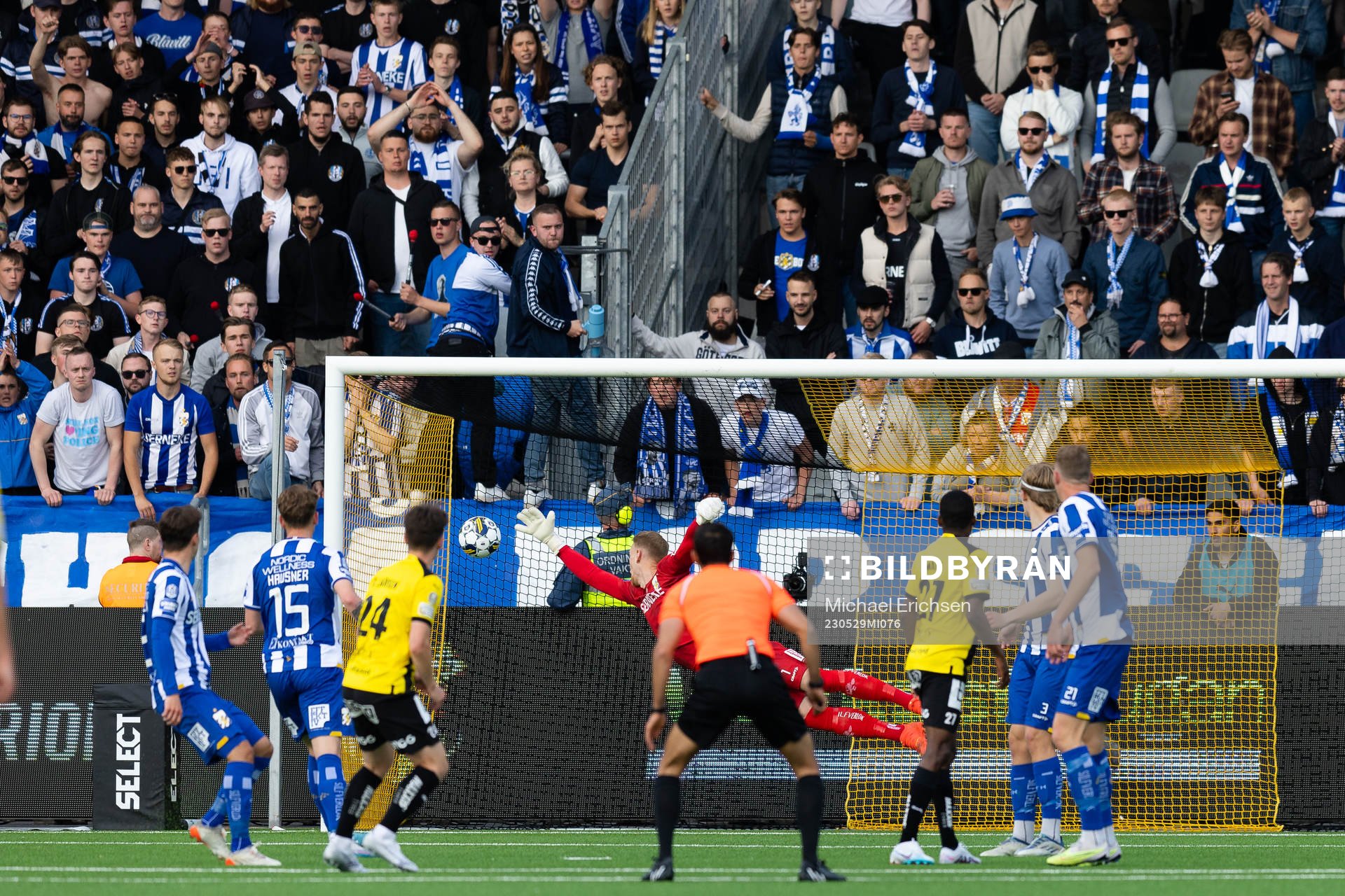Häckens Lars Olden Larsen skjuter 1-0 i mål bakom IFK