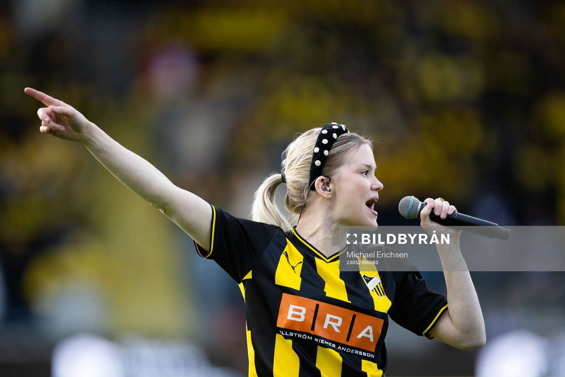 Ida Redig sjunger innan fotbollsmatchen i Allsvenskan