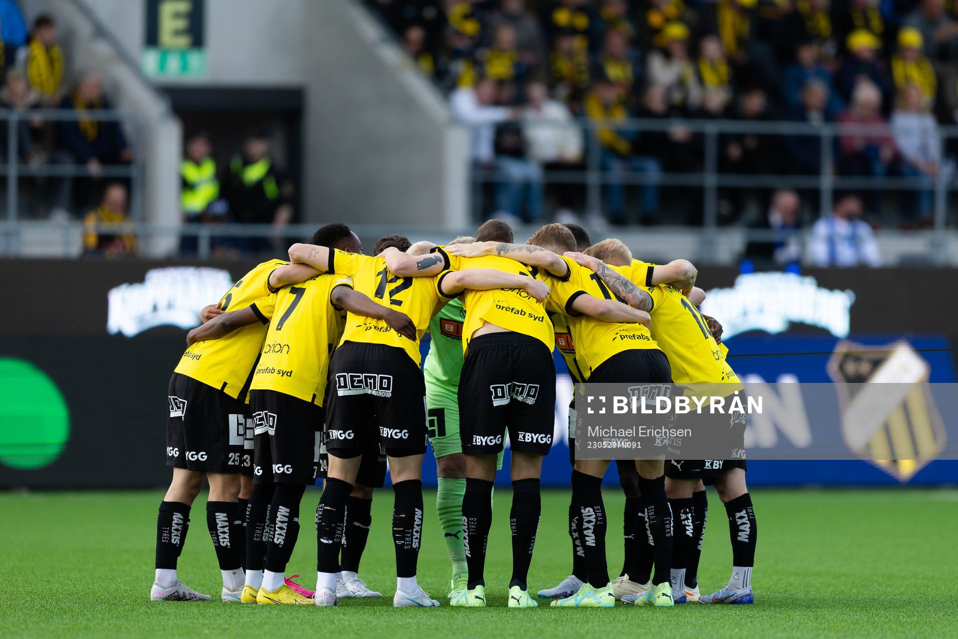 Häckens spelare samlade innan fotbollsmatchen i