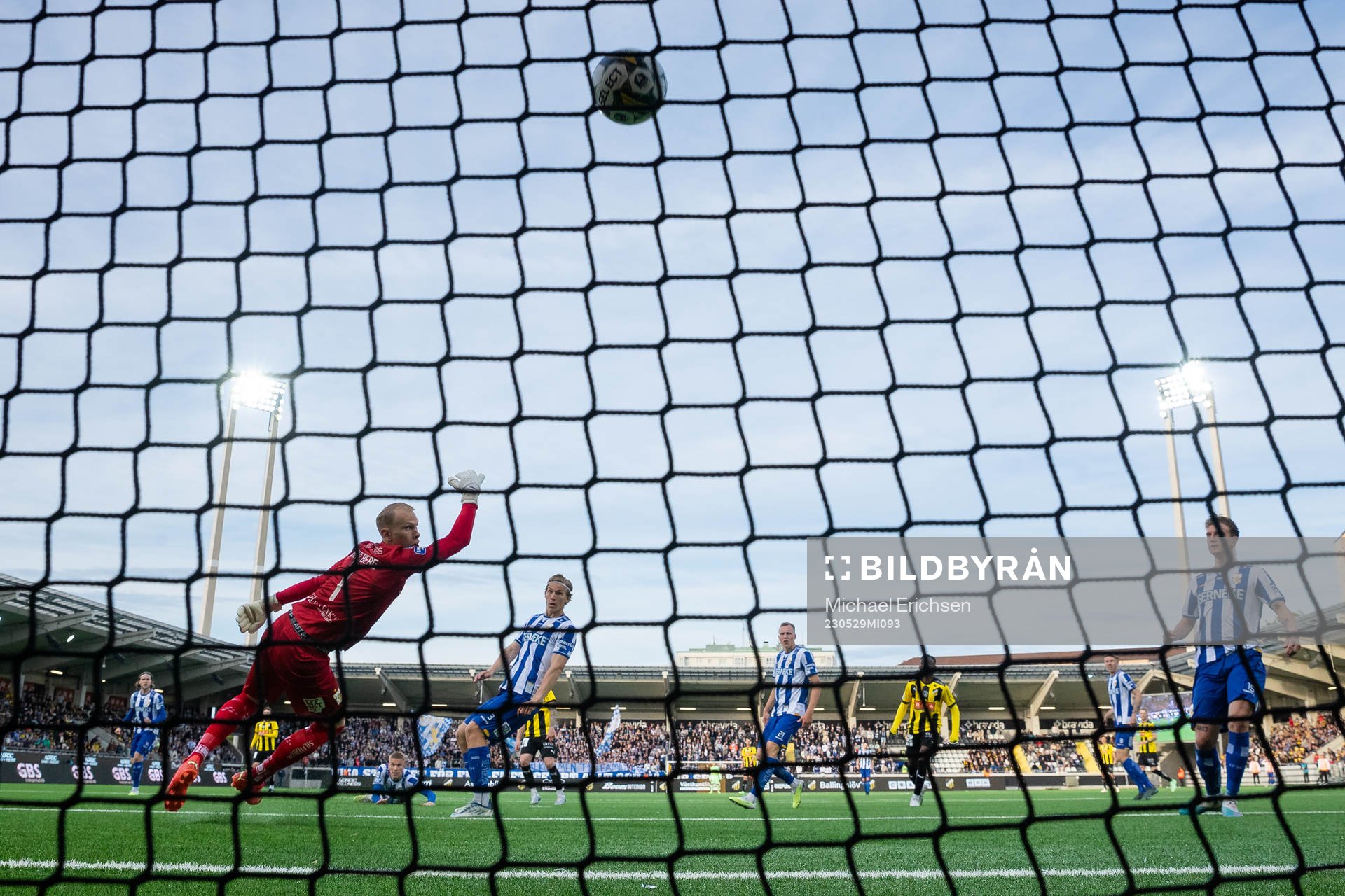 Häckens Mikkel Rygaard Jensen skjuter 2-1 i mål bakom IFK