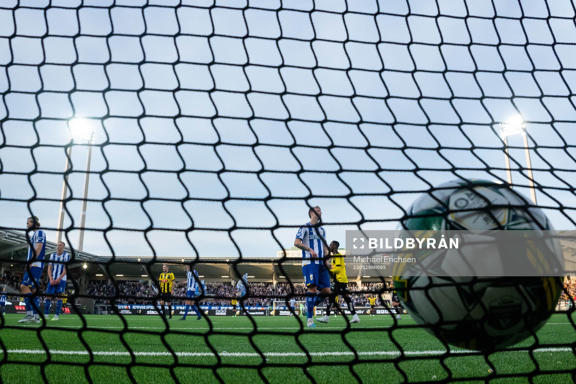 Häckens Pontus Dahbo (ej i bild) skjuter 4-1