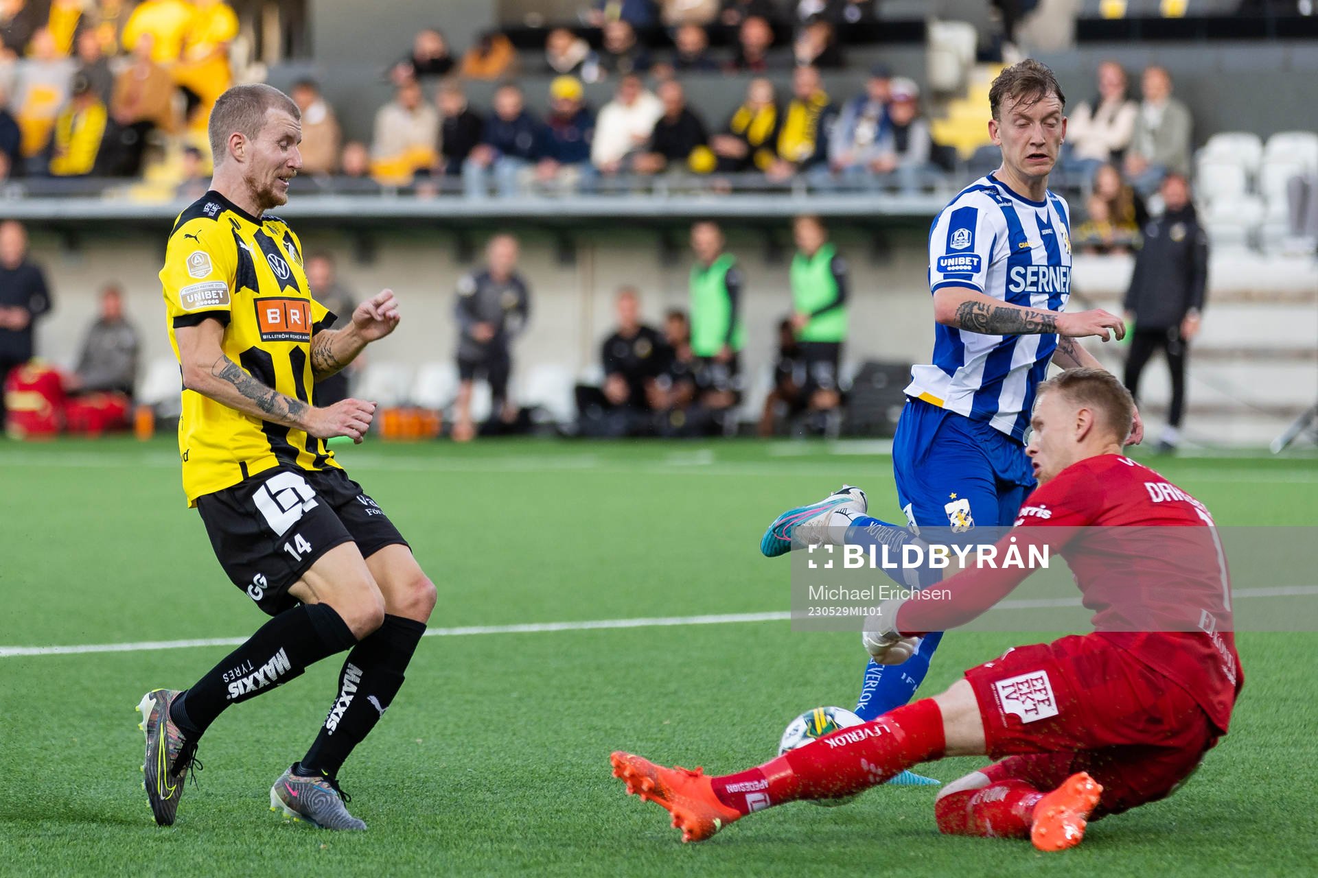 Häckens Simon Gustafson med ett avslut som IFK Göteborgs
