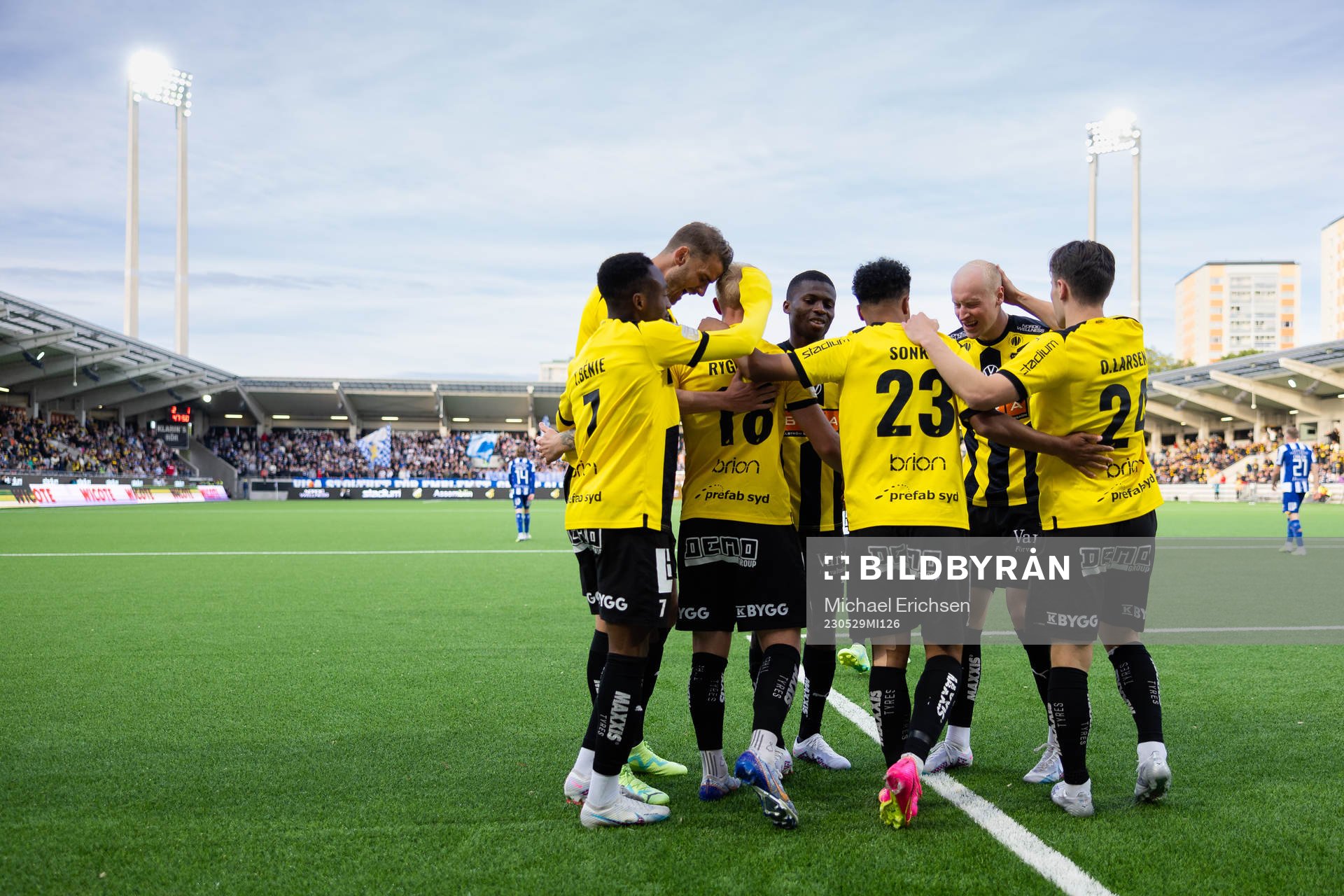 Häckens Mikkel Rygaard Jensen jublar med lagkamrater