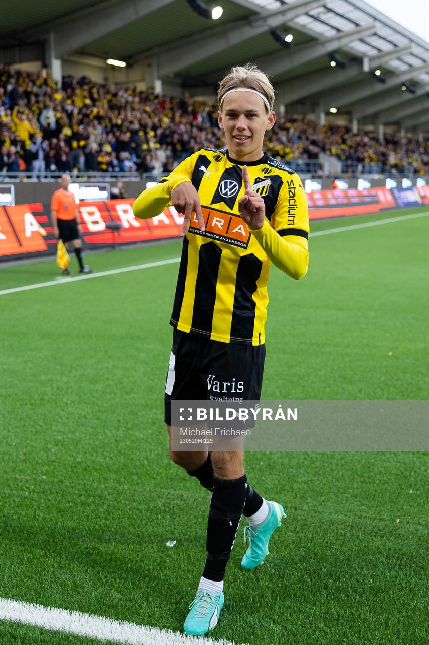 Häckens Pontus Dahbo jublar