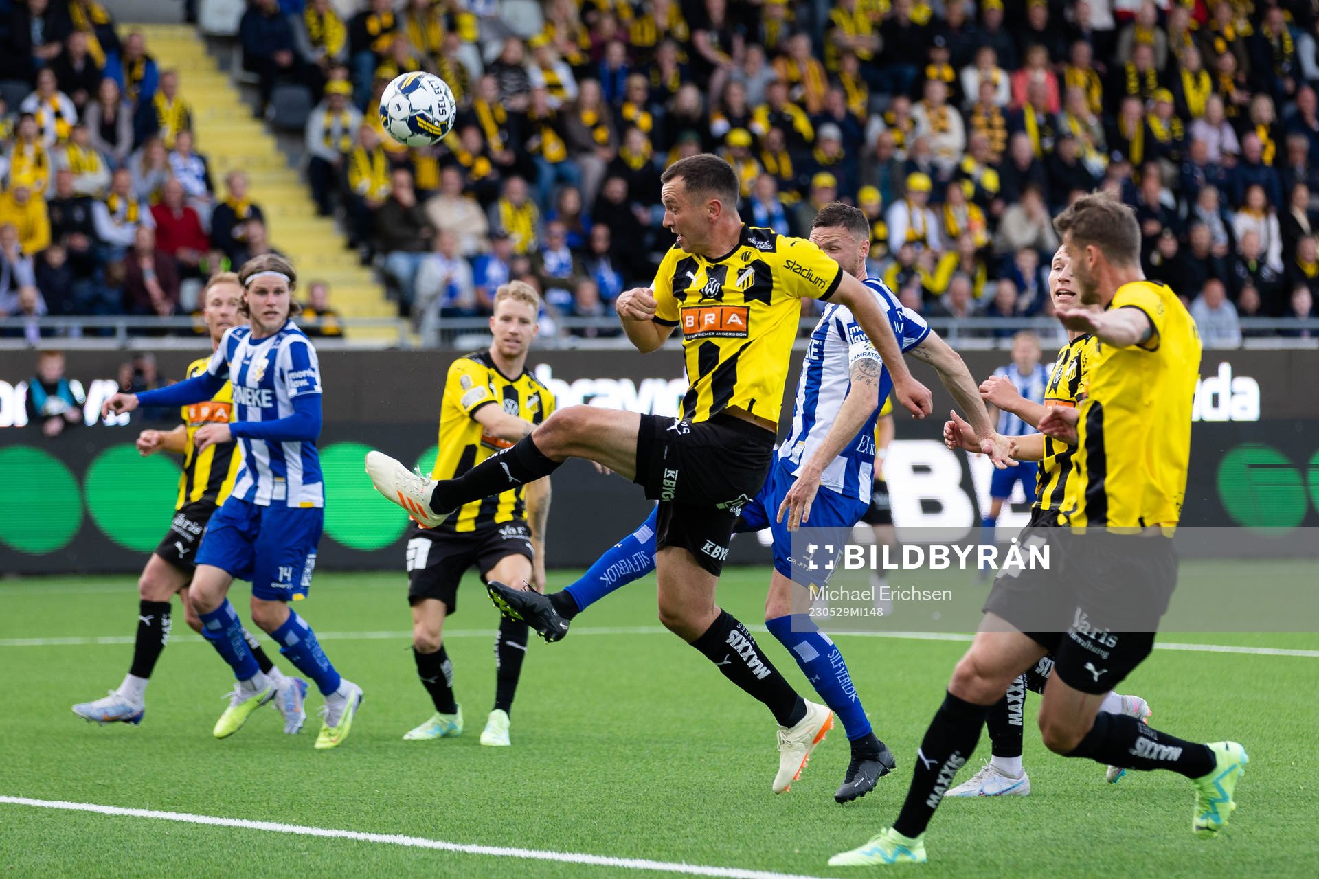 Häckens Even Hovland rensar undan bollen
