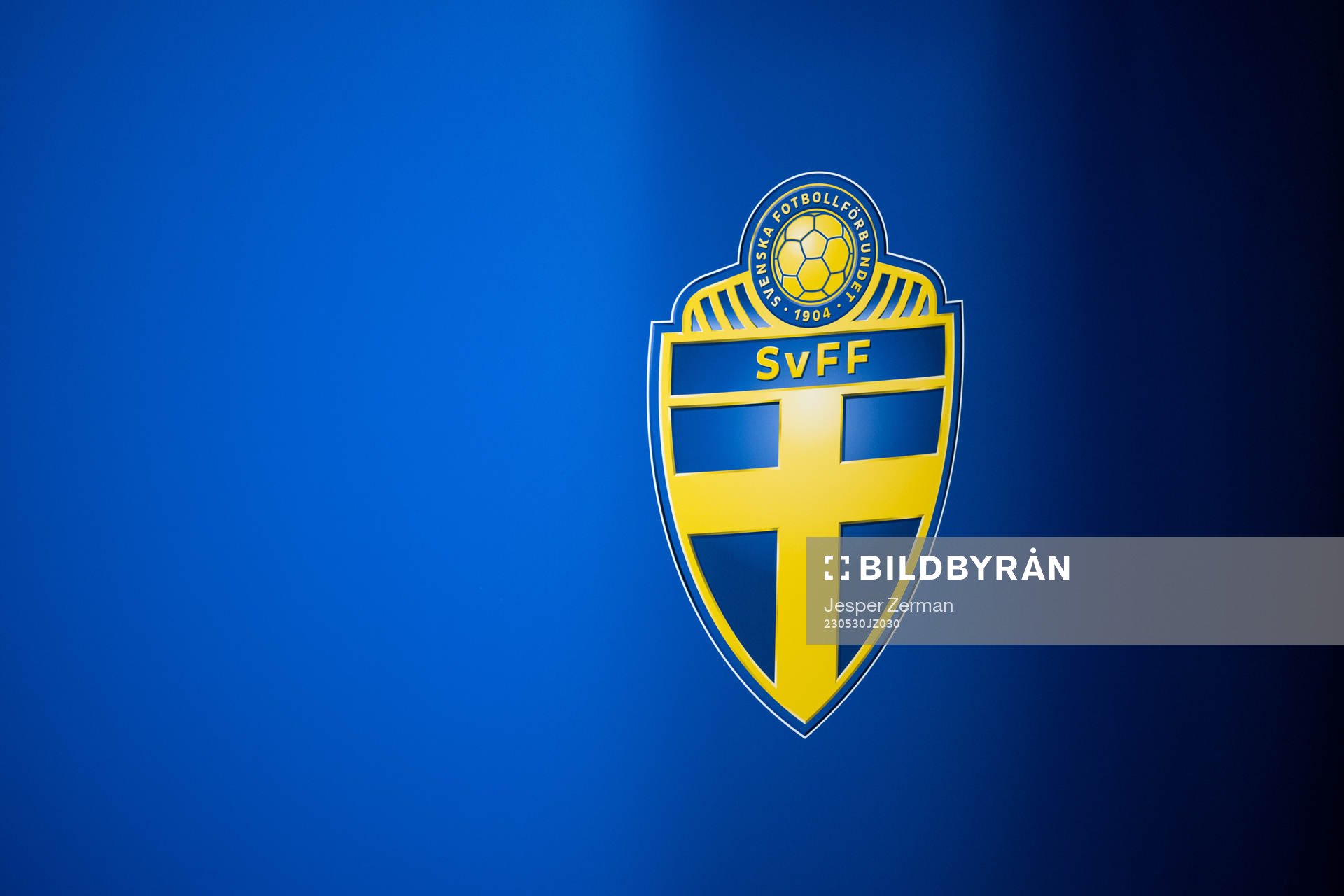 Svenska Fotbollförbundets logotyp på ett podie
