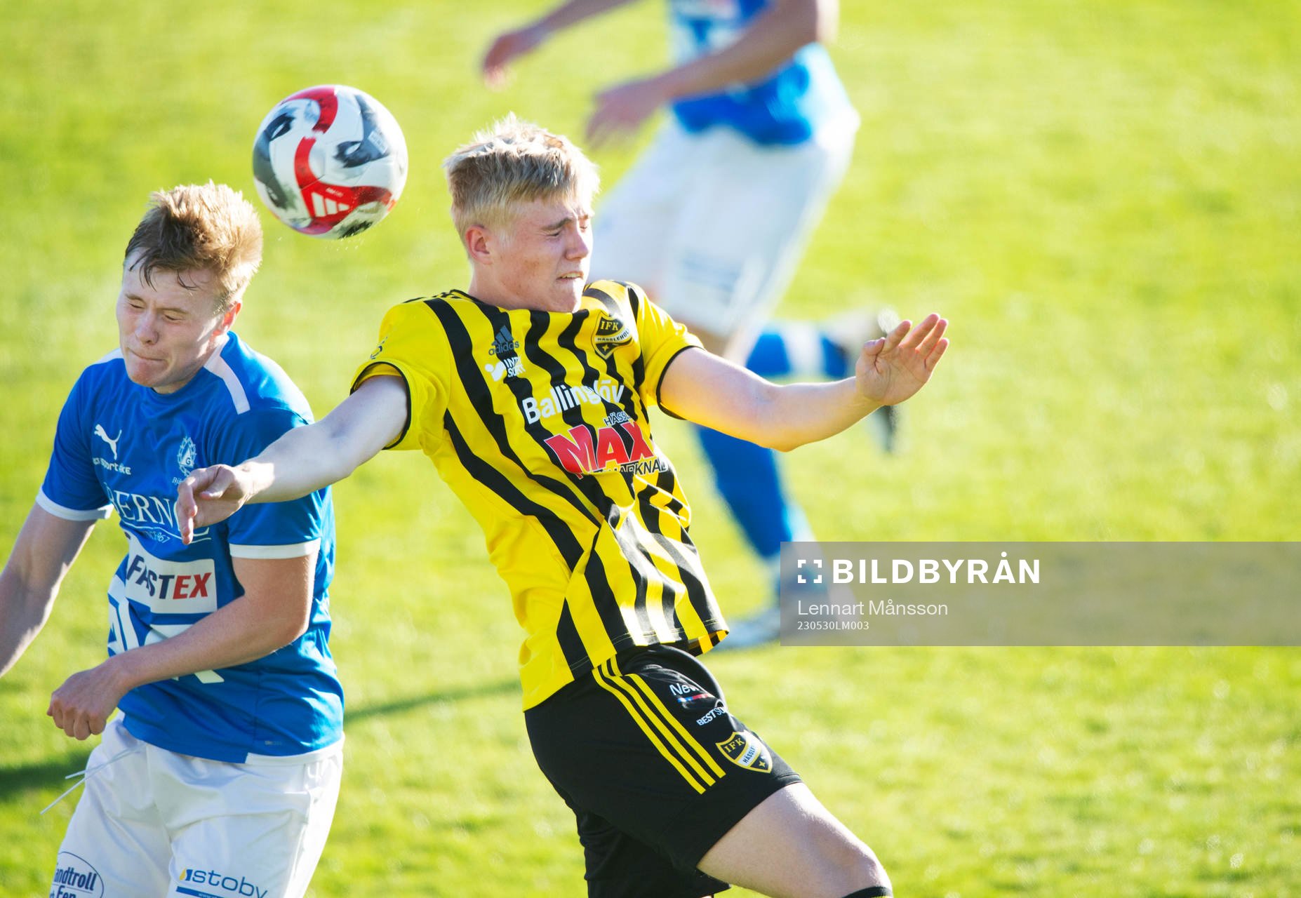 IFK Hässleholms Linus Roslund nickduellerar i matchen i DM mellan IFK Hässleholm och Bjärnum i Hässleholm 30 maj 2023.