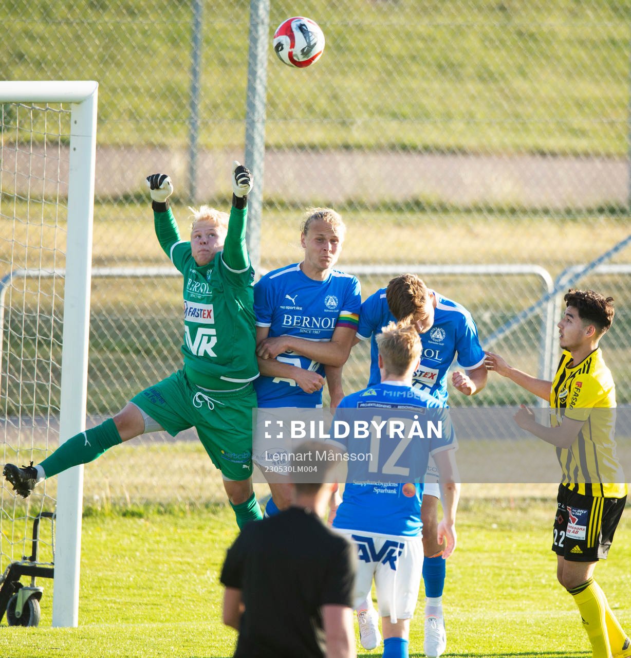Bjärnums målvakt Jacob Holmberg boxar bort bollen i