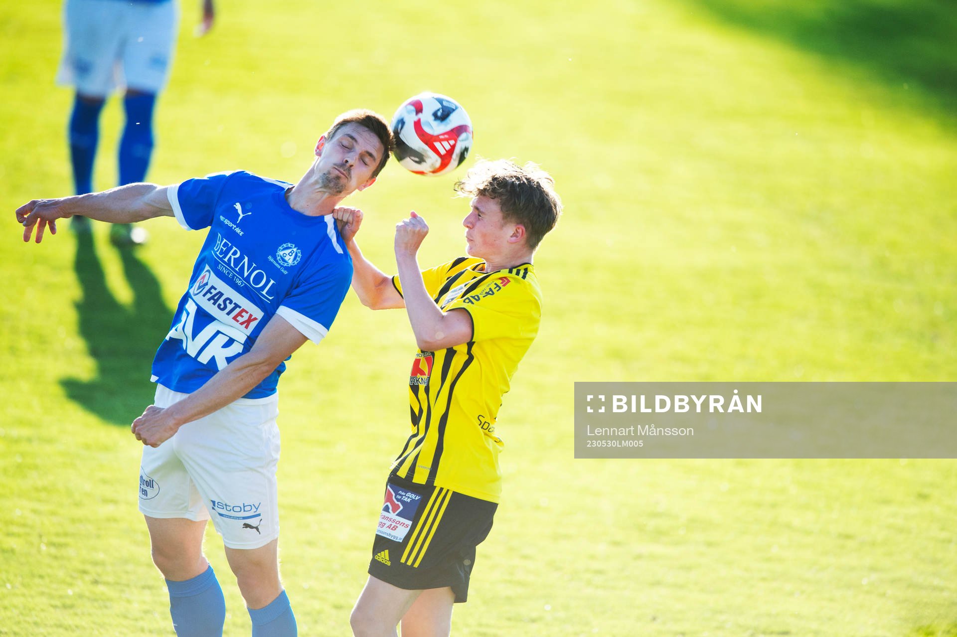 IFK Hässleholms Noa Flink nickduellerar med Bjärnums
