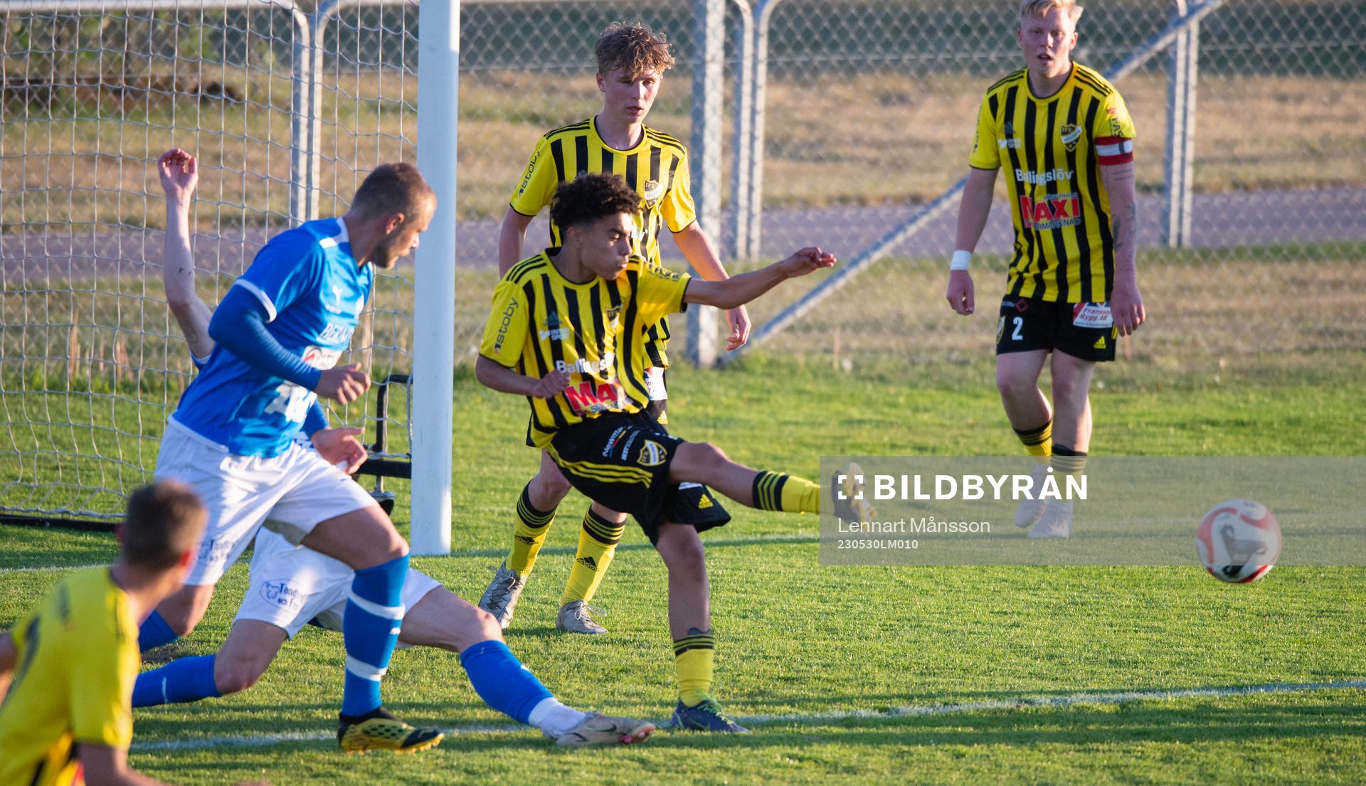 IFK Hässleholms Zeidan Sala rensar undan i matchen i DM