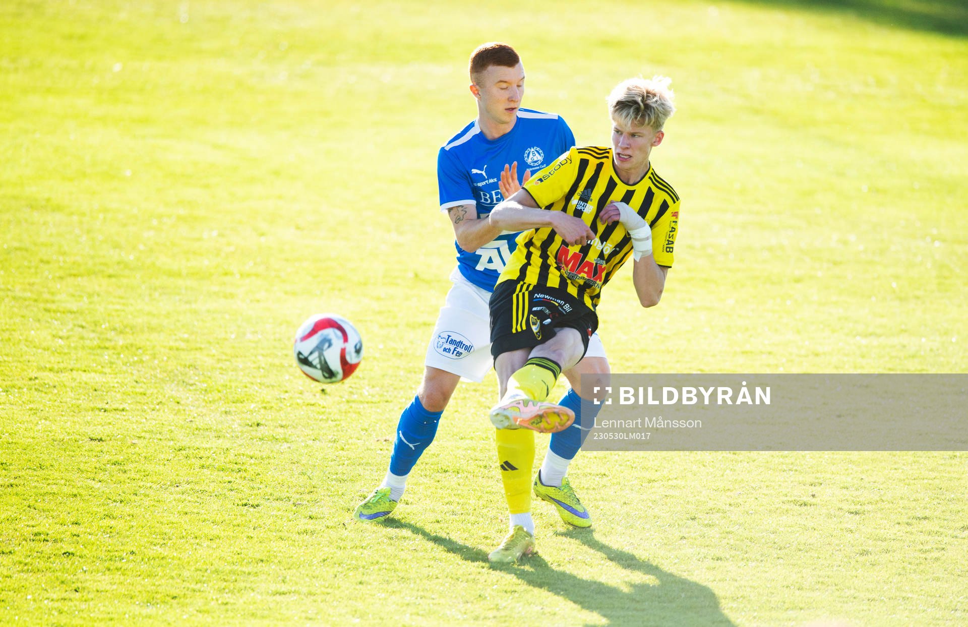 IFK Hässleholms Noel Larsson tacklas av Bjärnums Kevin