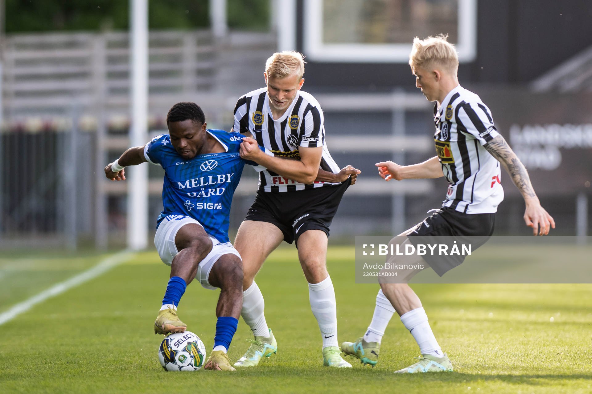 Trelleborgs Henry Offia mot Landskronas Johan Rapp och Melker Widell under fotbollsmatchen i Superettan mellan Landskrona och Trelleborg den 31 maj 2023 i Landskrona. 