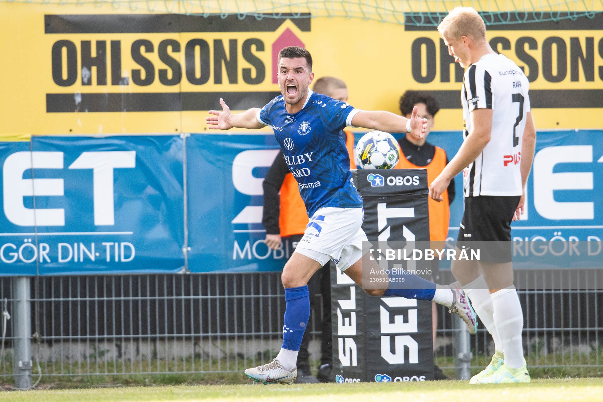 Trelleborgs Haris Brkic jublar efter 0-1 målet under fotbollsmatchen i Superettan mellan Landskrona och Trelleborg den 31 maj 2023 i Landskrona.