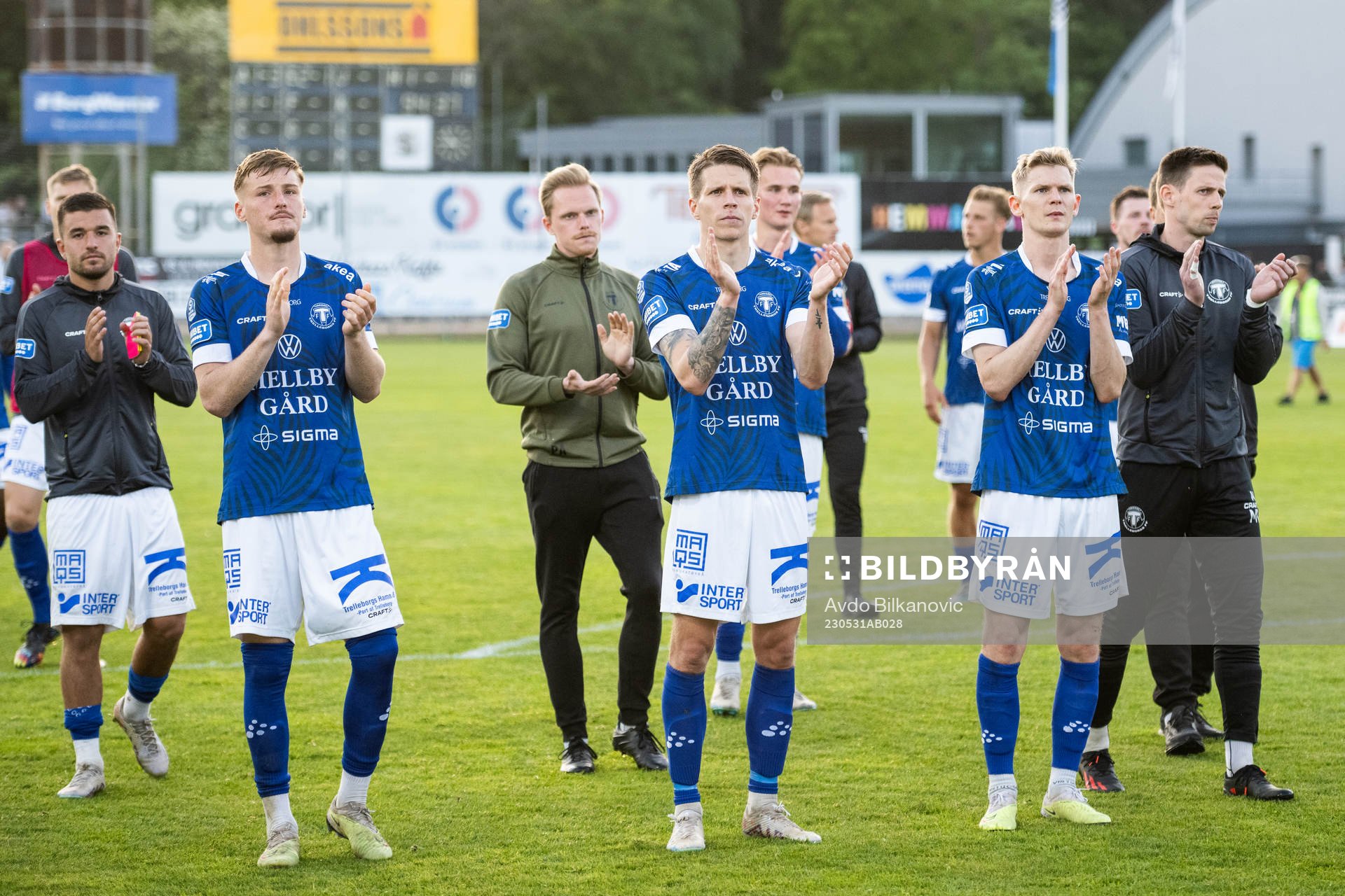 Trelleborgs spelare tackar publike jublar slutsignalen under fotbollsmatchen i Superettan mellan Landskrona och Trelleborg den 31 maj 2023 i Landskrona.