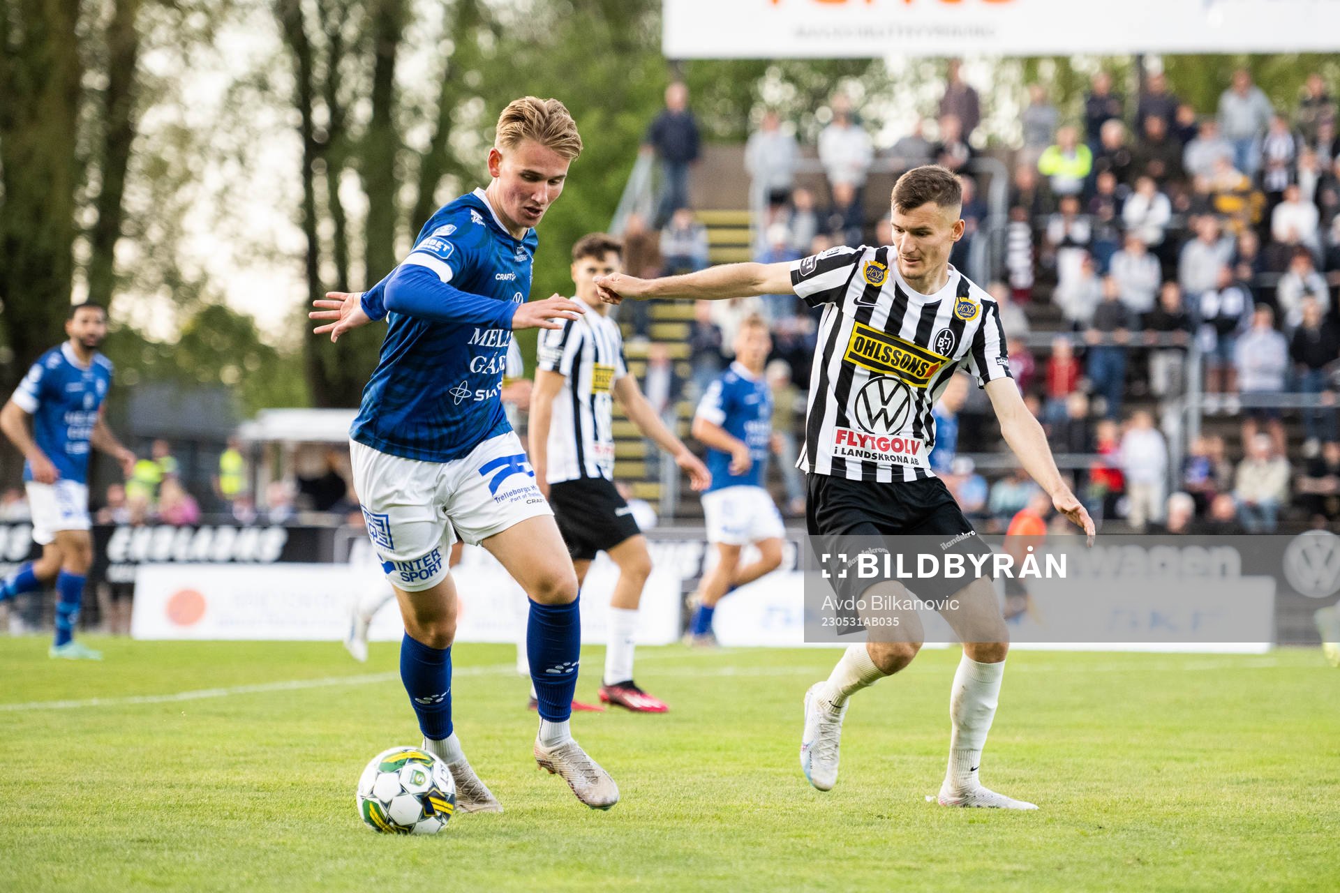 Landskronas Robin Dzabic och Trelleborgs Lukas Minter Wettergren under fotbollsmatchen i Superettan mellan Landskrona och Trelleborg den 31 maj 2023 i Landskrona.