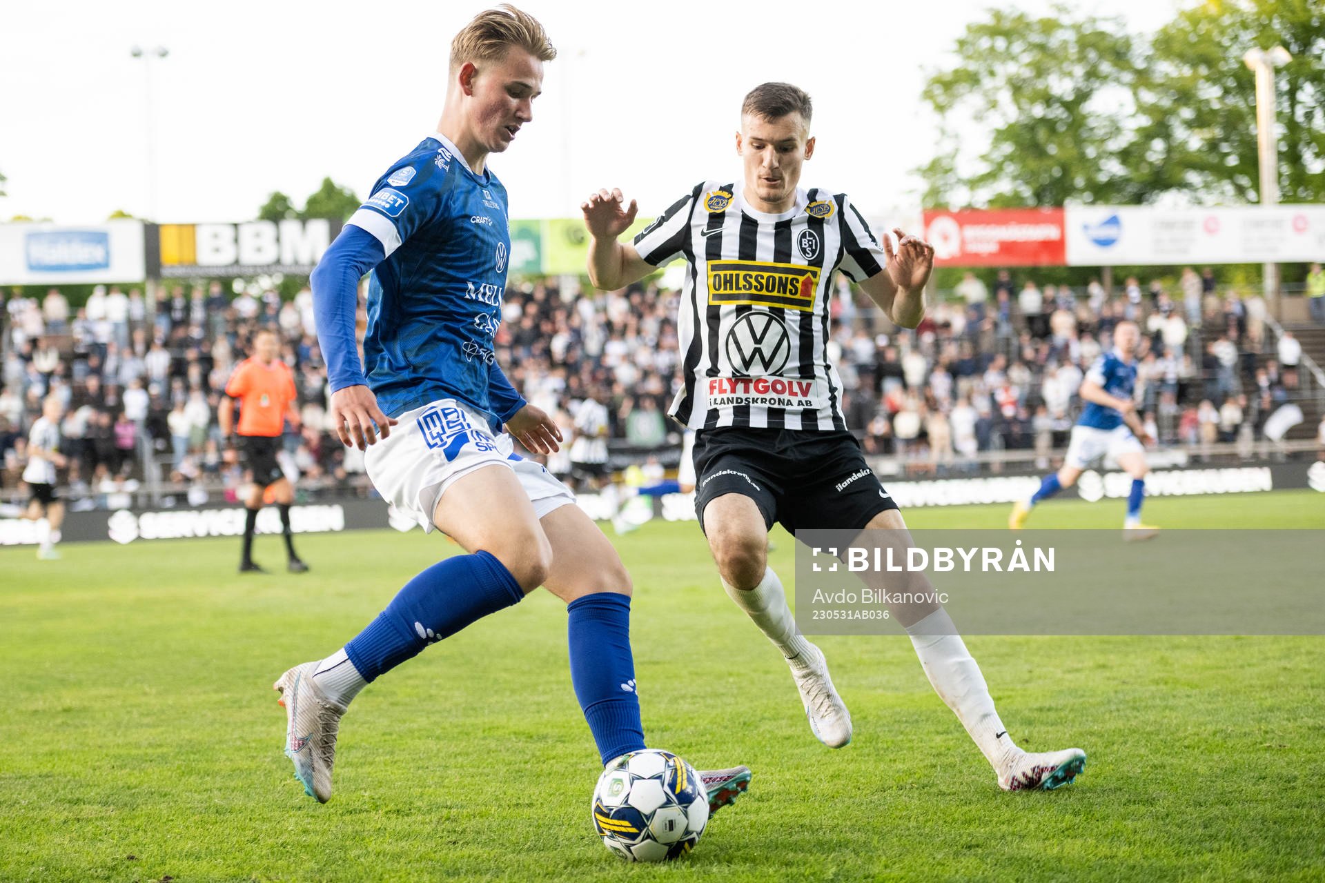 Landskronas Robin Dzabic och Trelleborgs Lukas Minter Wettergren under fotbollsmatchen i Superettan mellan Landskrona och Trelleborg den 31 maj 2023 i Landskrona.