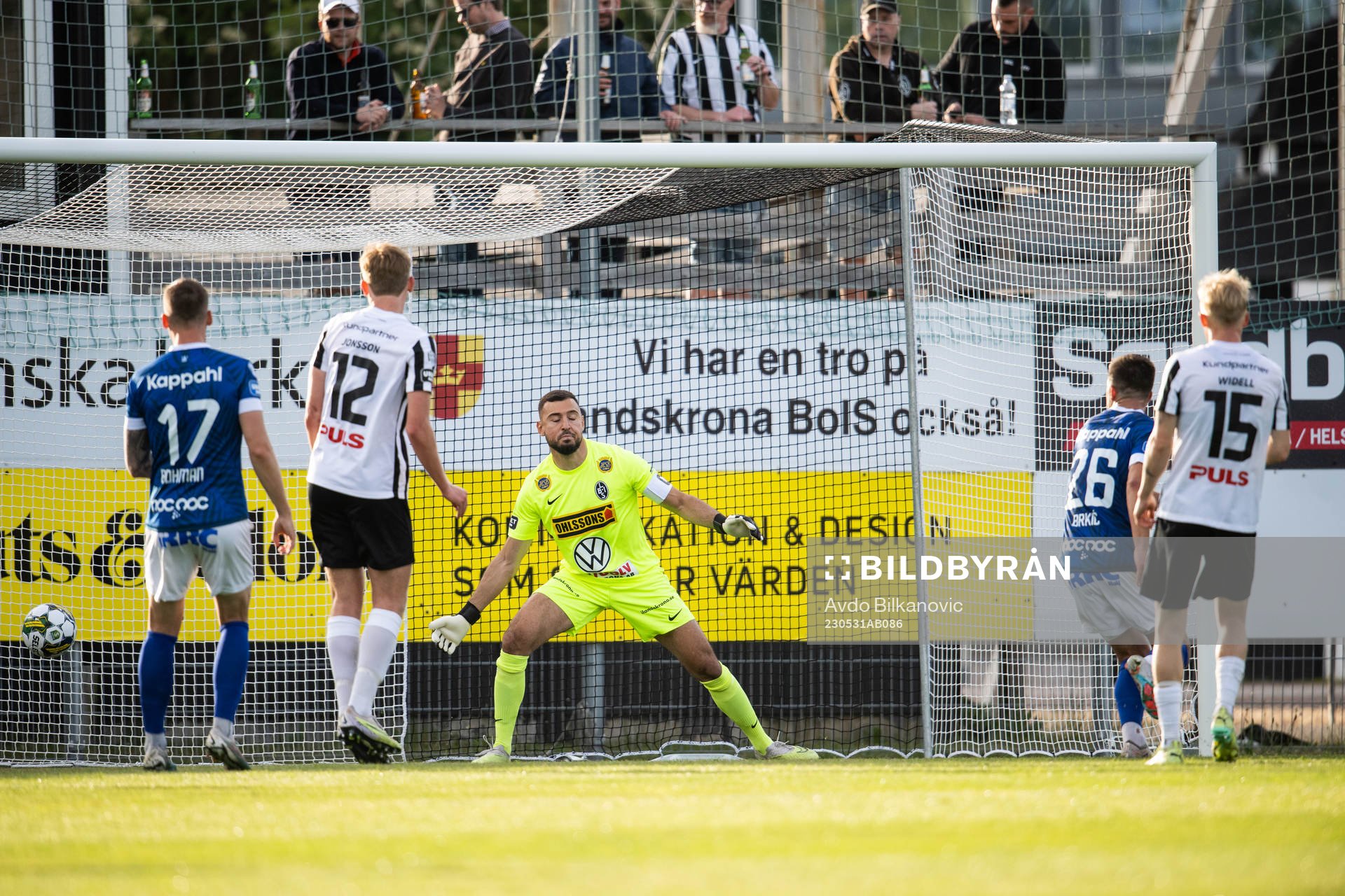 Trelleborgs Haris Brkic skickar bollen bakom Landskronas