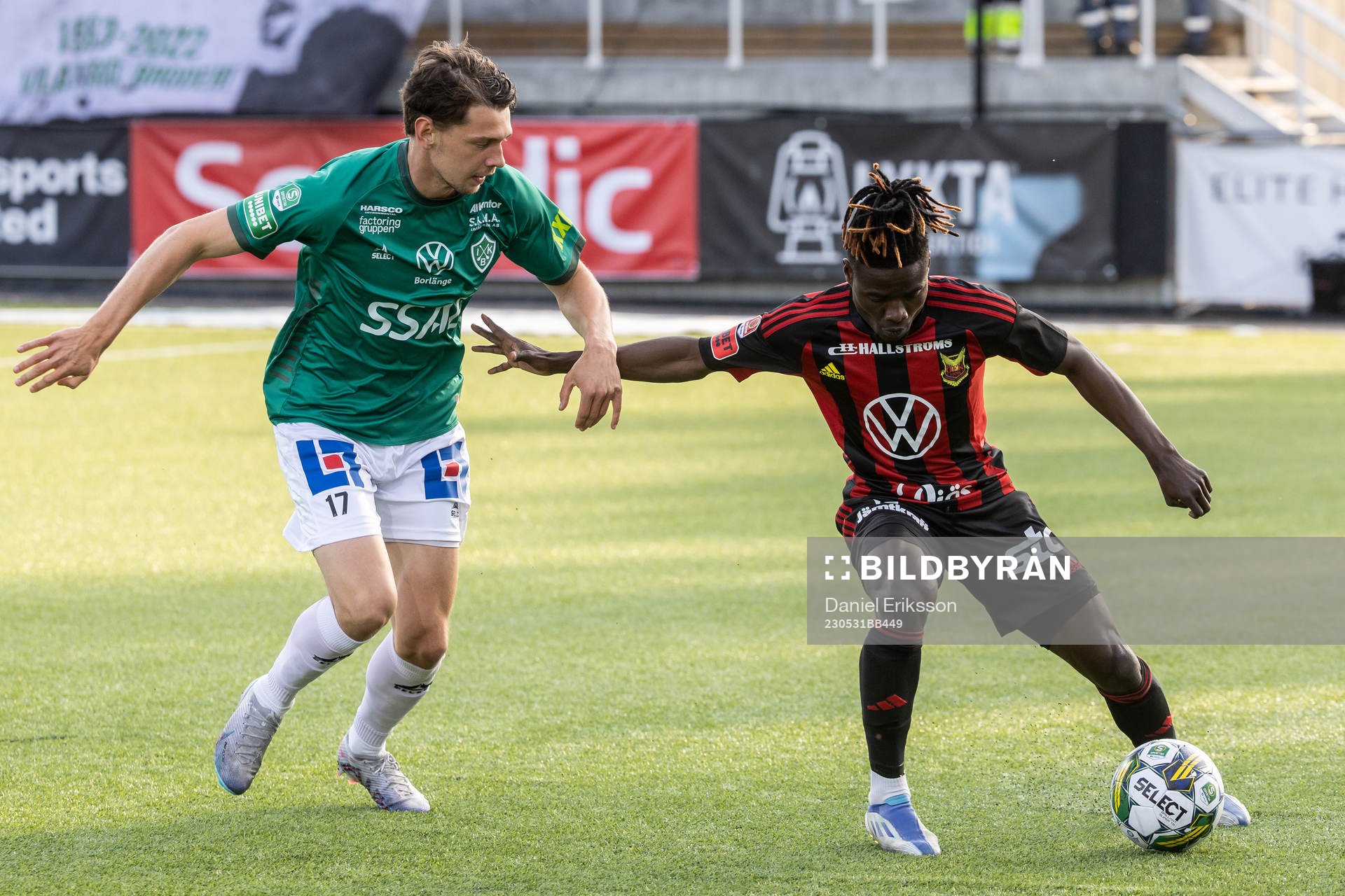 Brages Pontus Jonsson och Östersunds Yannick Armel