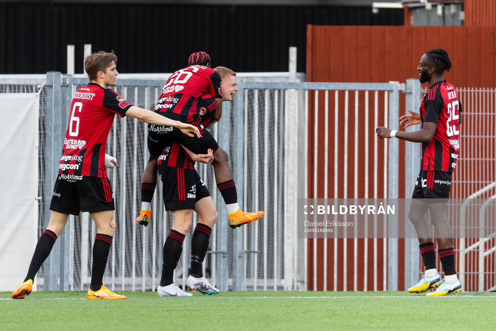 Östersunds Malcolm Stolt jublar