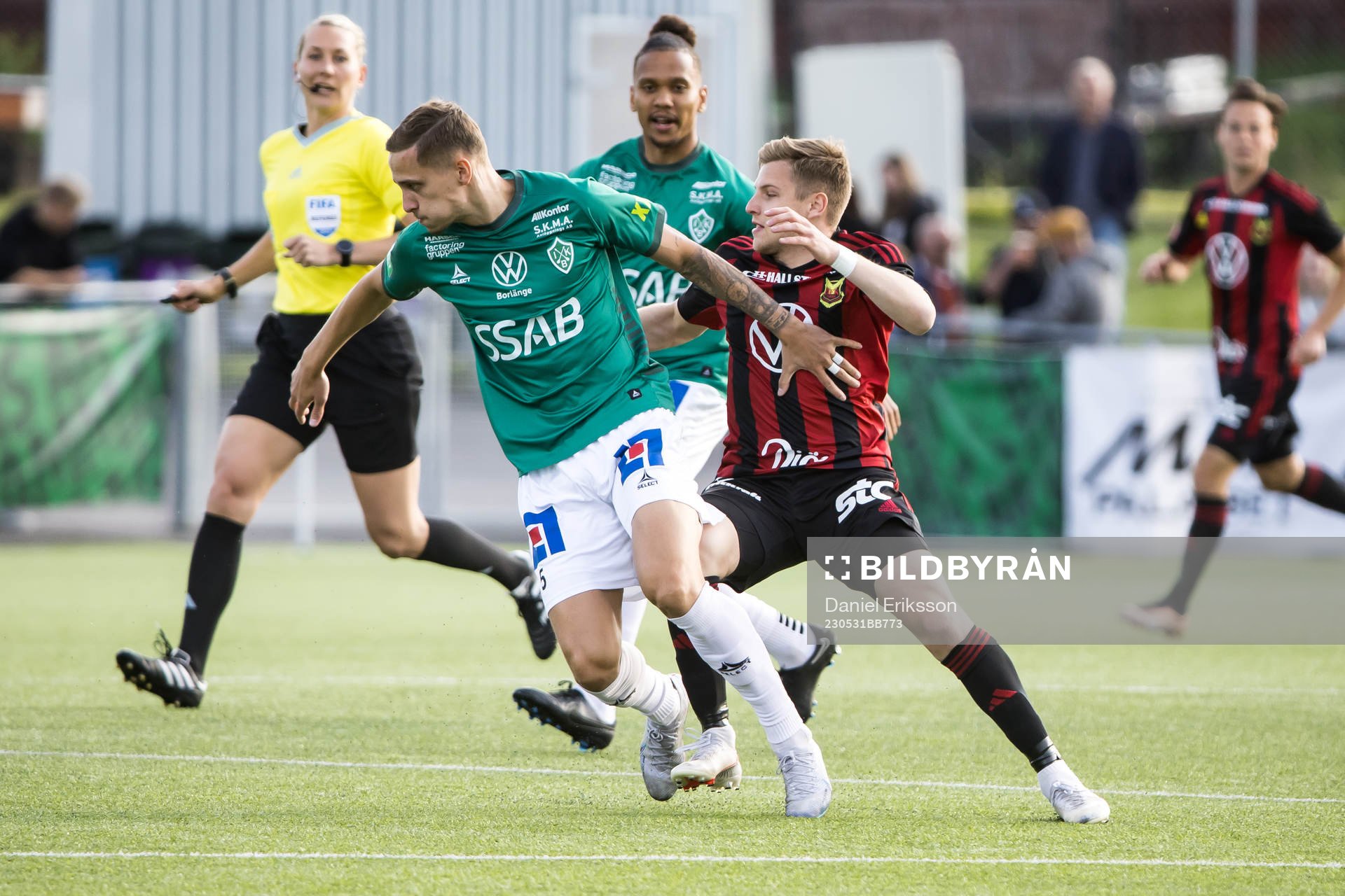 Brages Pontus Rödin och Östersunds Jakob Hedenquist under fotbollsmatchen i Superettan mellan Brage och Östersund den 31 maj 2023 i Borlänge.