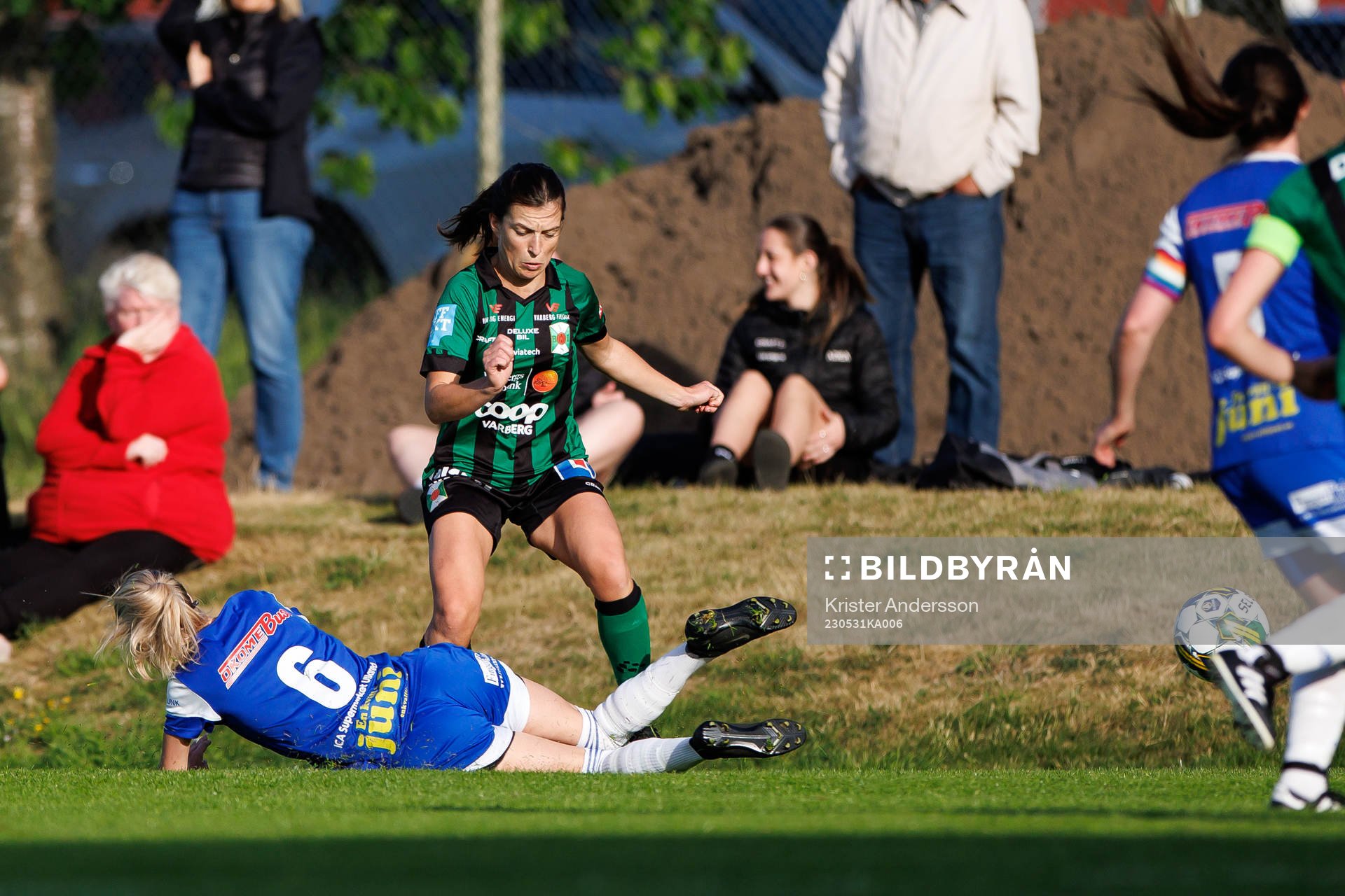 Ullareds Amelia Blomster och Varbergs Hanna Heurlin under fotbollsmatchen i Division 3 Halland, dam mellan Varbergs BoIS och Ullareds IK den 31 maj 2023 i Varberg.