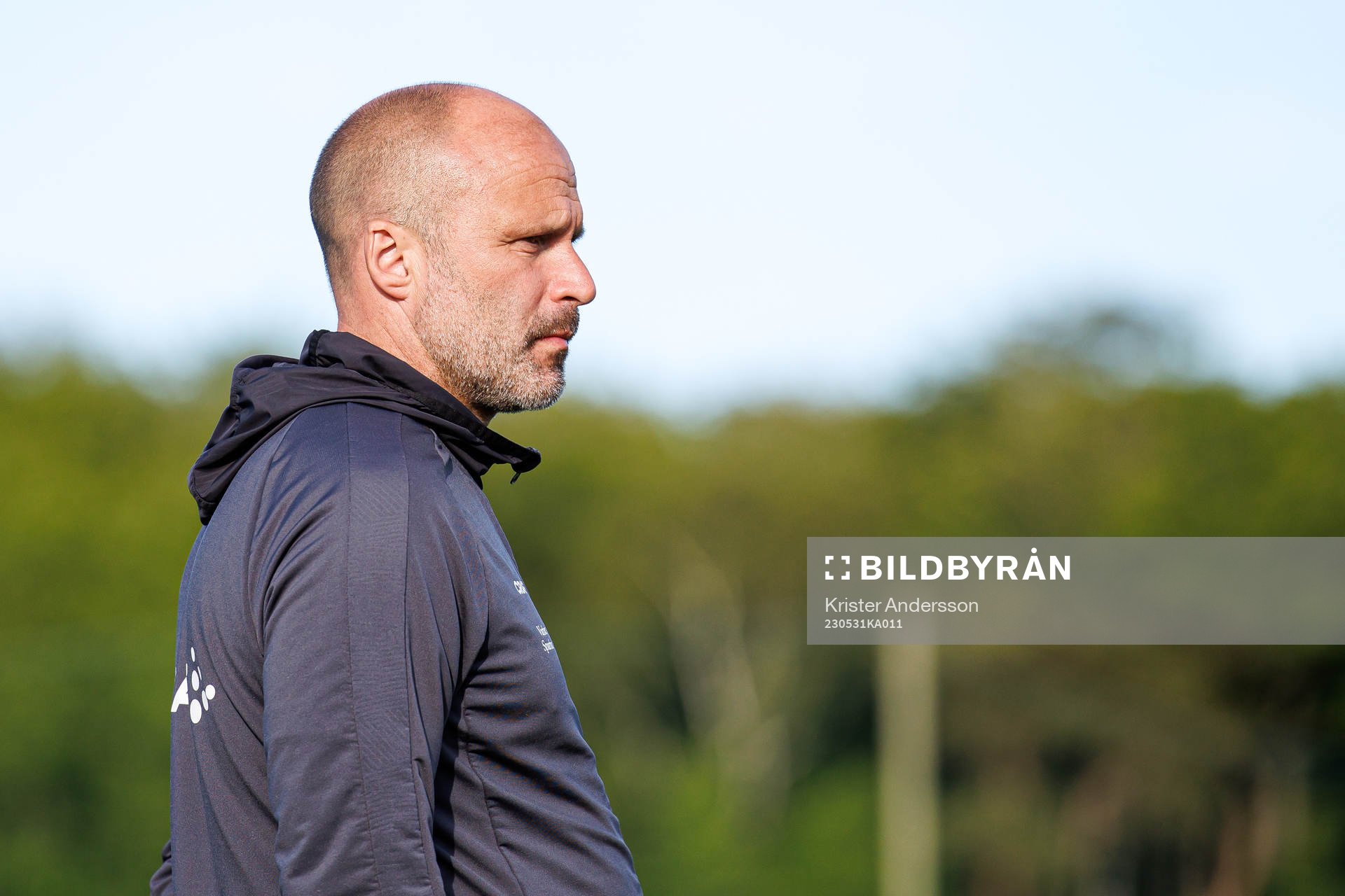 Varbergs tränare Pär Munther under fotbollsmatchen i Division 3 Halland, dam mellan Varbergs BoIS och Ullareds IK den 31 maj 2023 i Varberg.