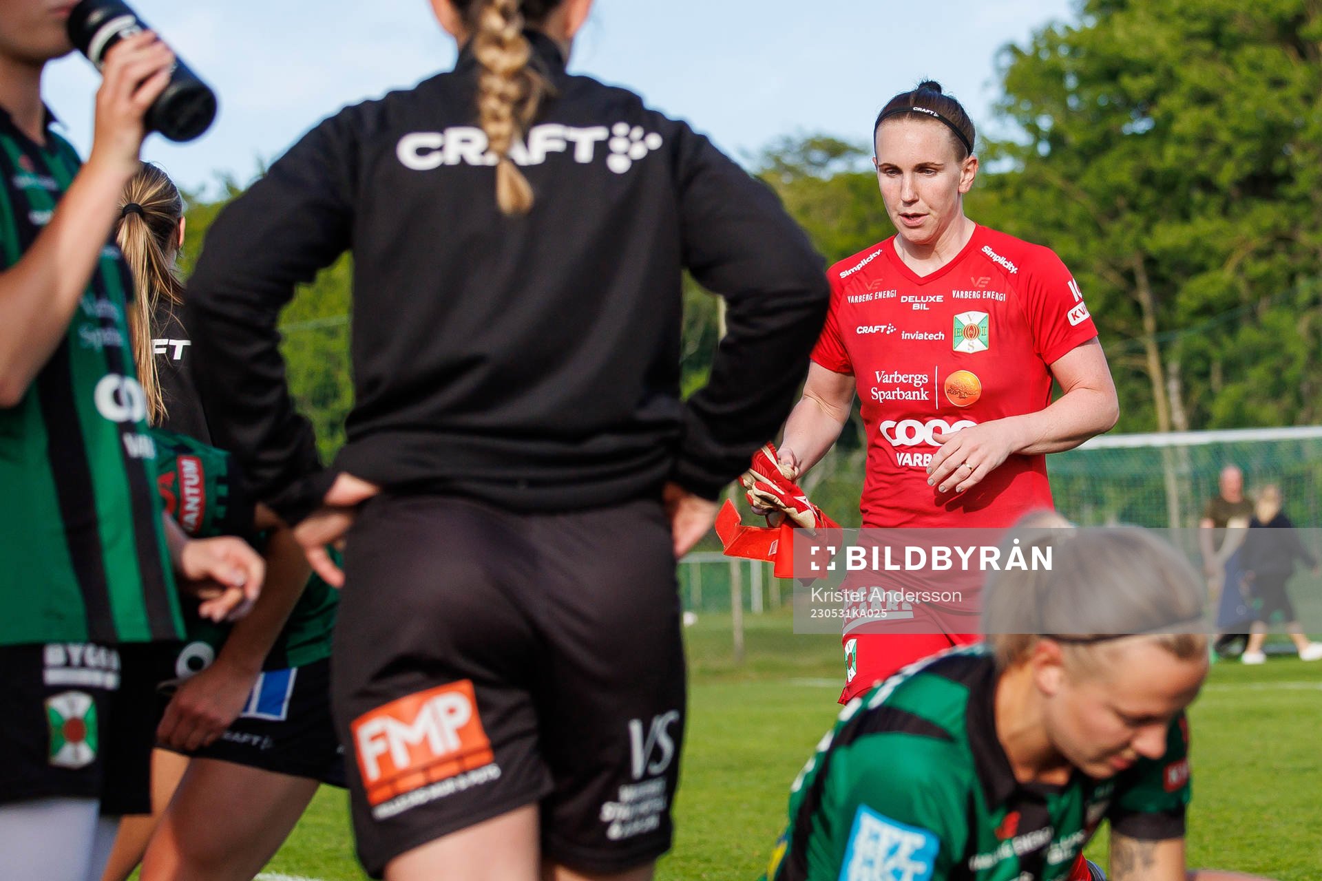 Varbergs målvakt Jasmine Strandberg under fotbollsmatchen i Division 3 Halland, dam mellan Varbergs BoIS och Ullareds IK den 31 maj 2023 i Varberg. 