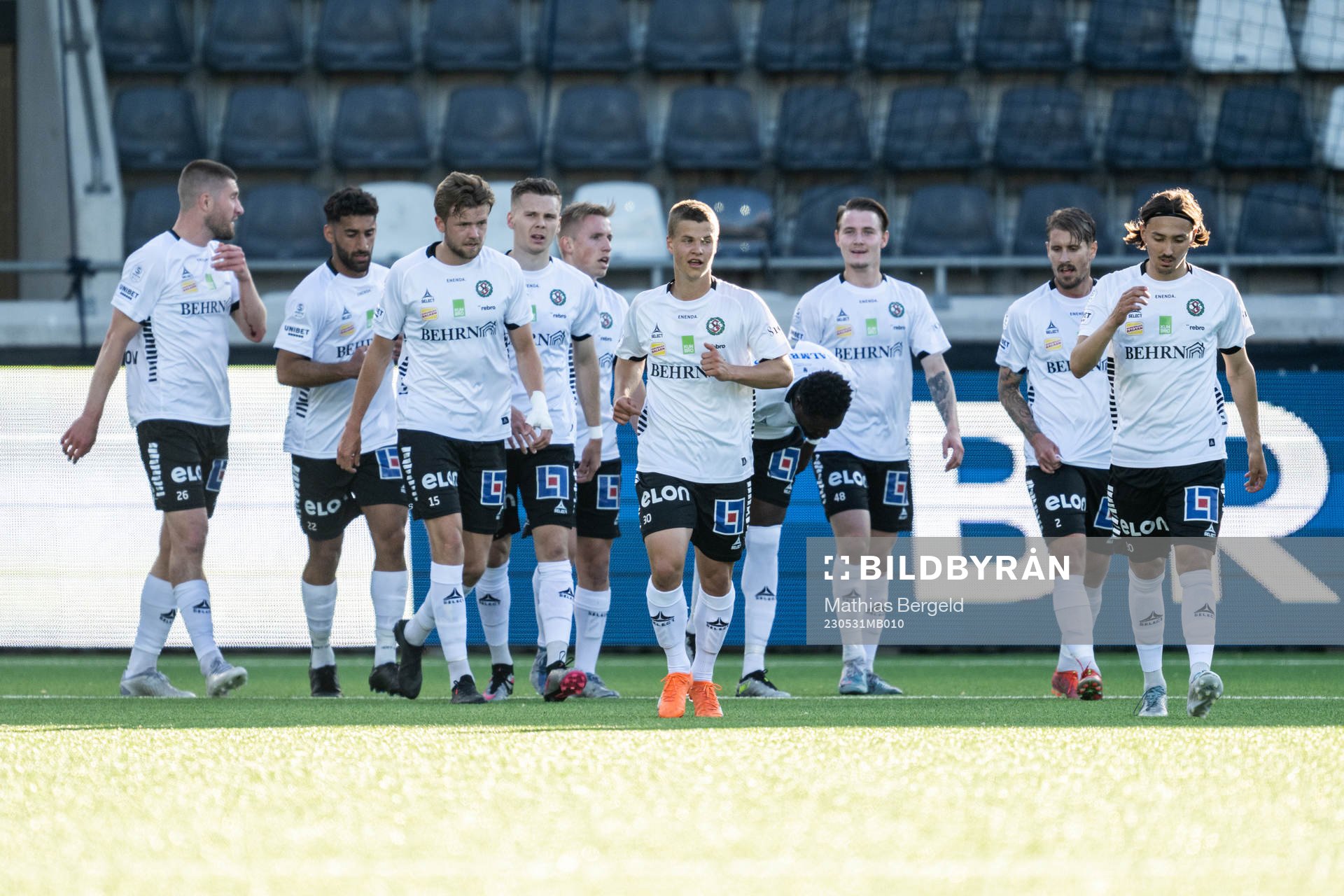 Örebros Samuel Dahl jublar med lagkamrater