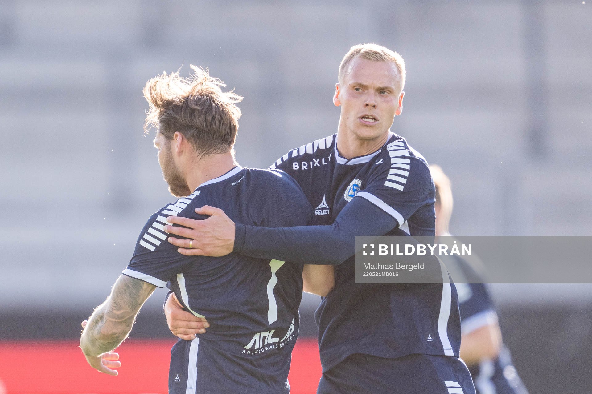 Utsiktens Karl Bohm har gjort 1-1 och jublar med Jesper