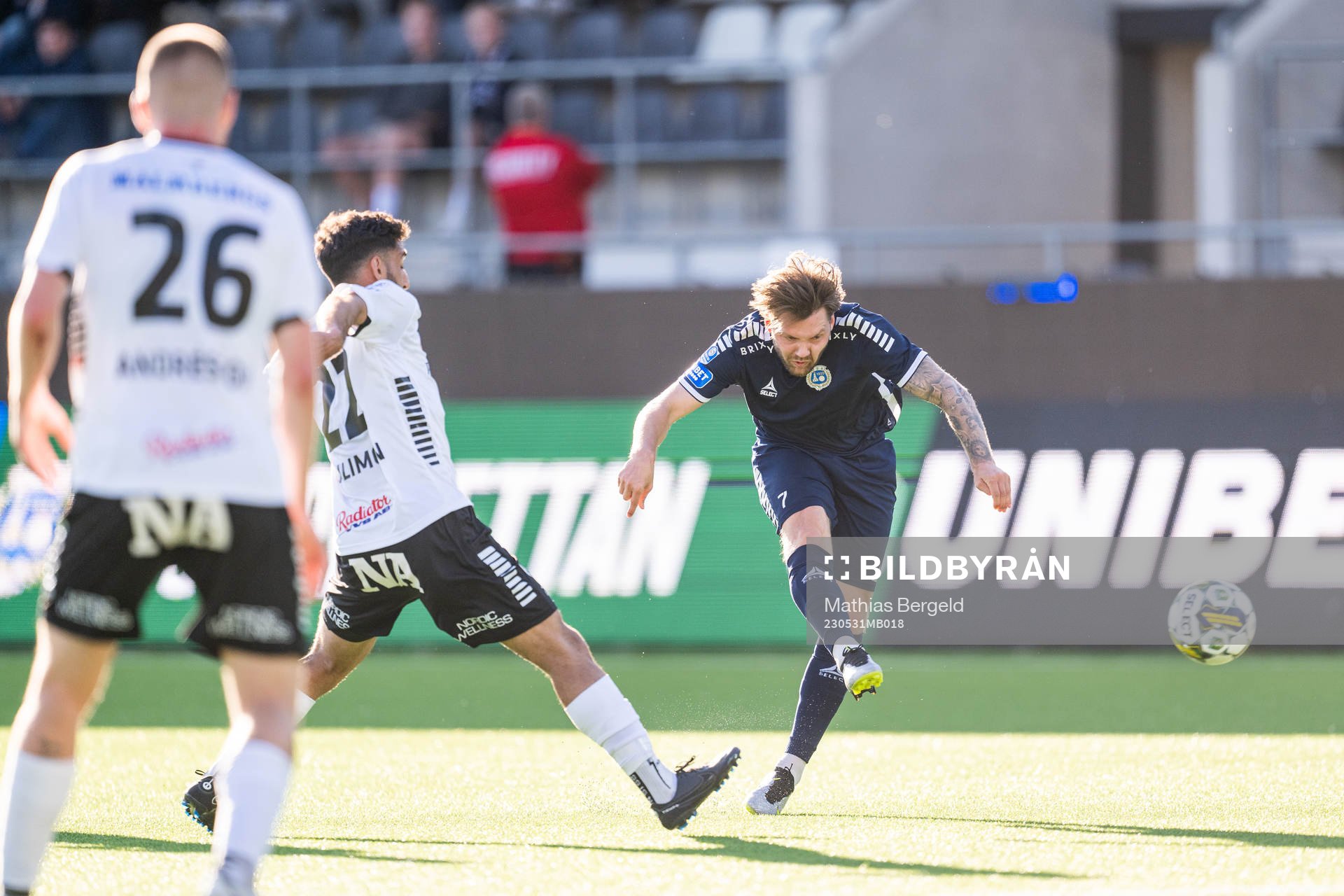 Örebros Lucas Shlimon försvarar när Utsiktens Karl Bohm