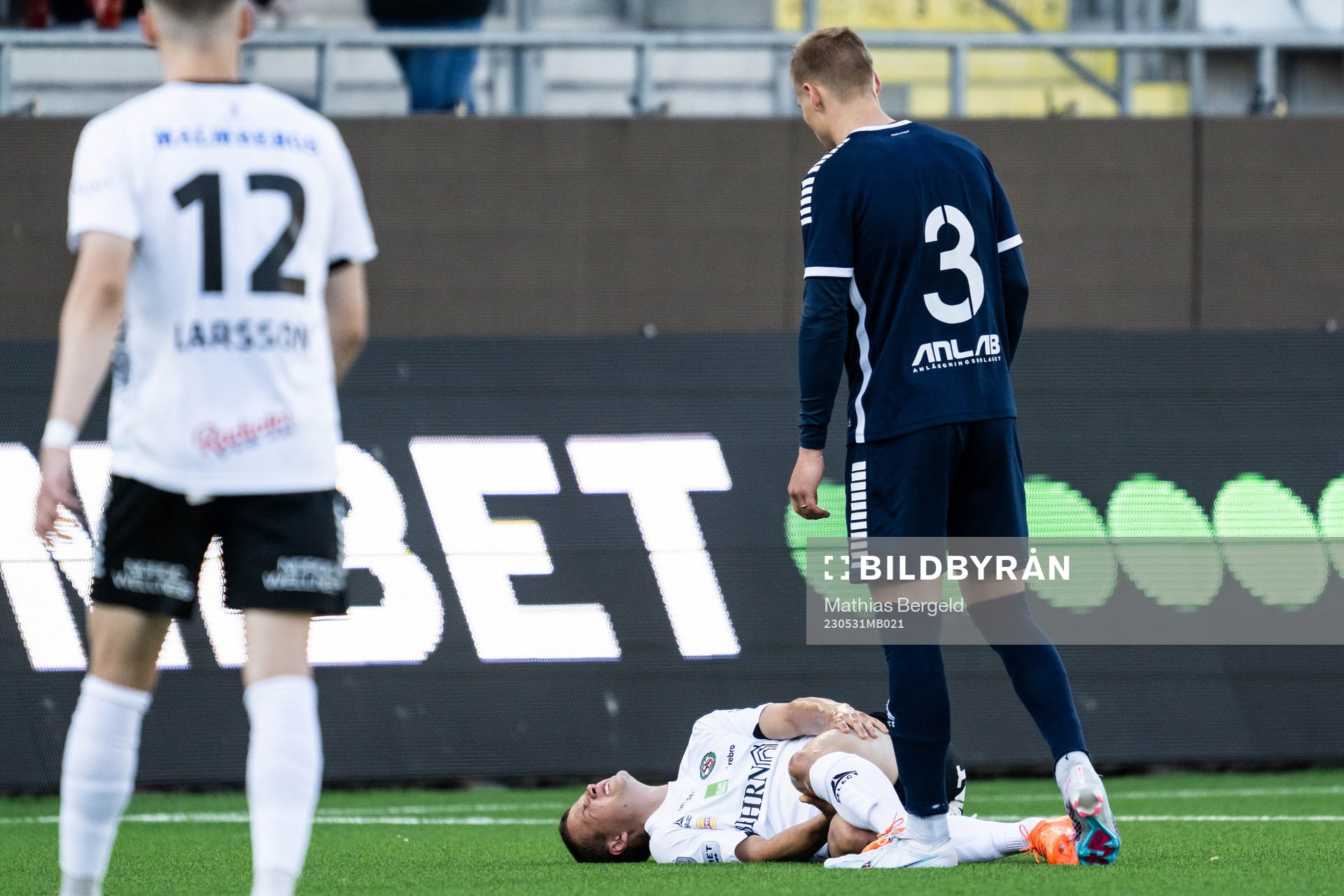 Örebros Samuel Dahl  har ont