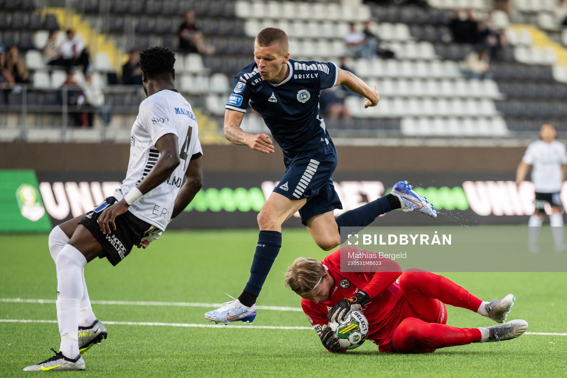 Örebros Nasiru Moro och målvakt William Eskelinen mot