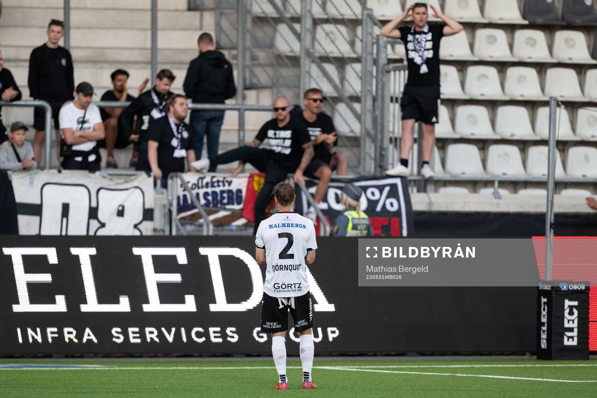 Örebros Daniel Björnquist pratra med supportrar