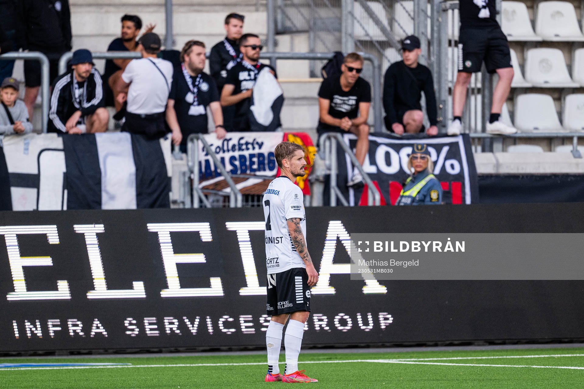 Örebros Daniel Björnquist deppar framför supportrarna