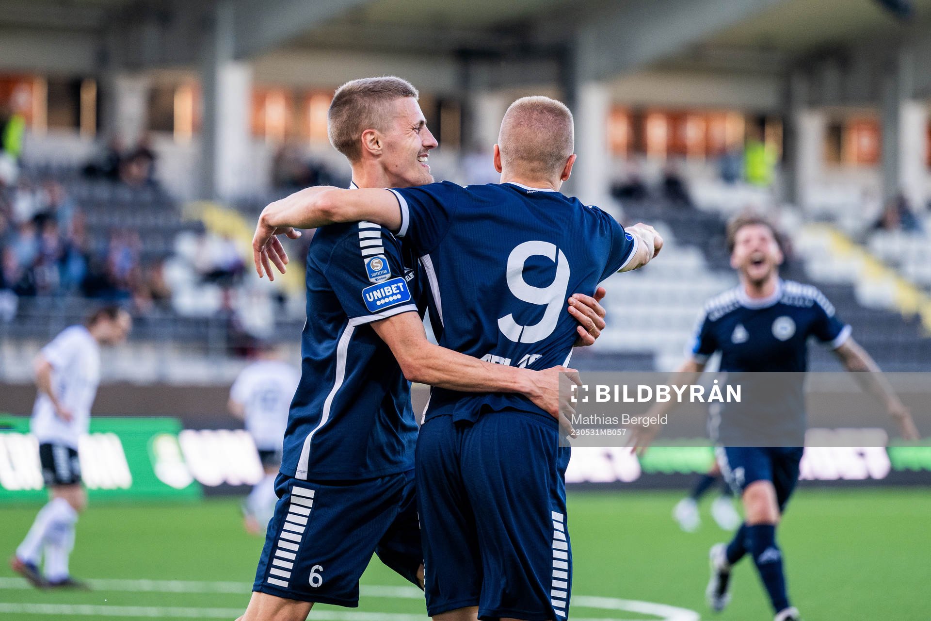 Utsiktens Erik Westermark jublar med Lucas Hedlund som