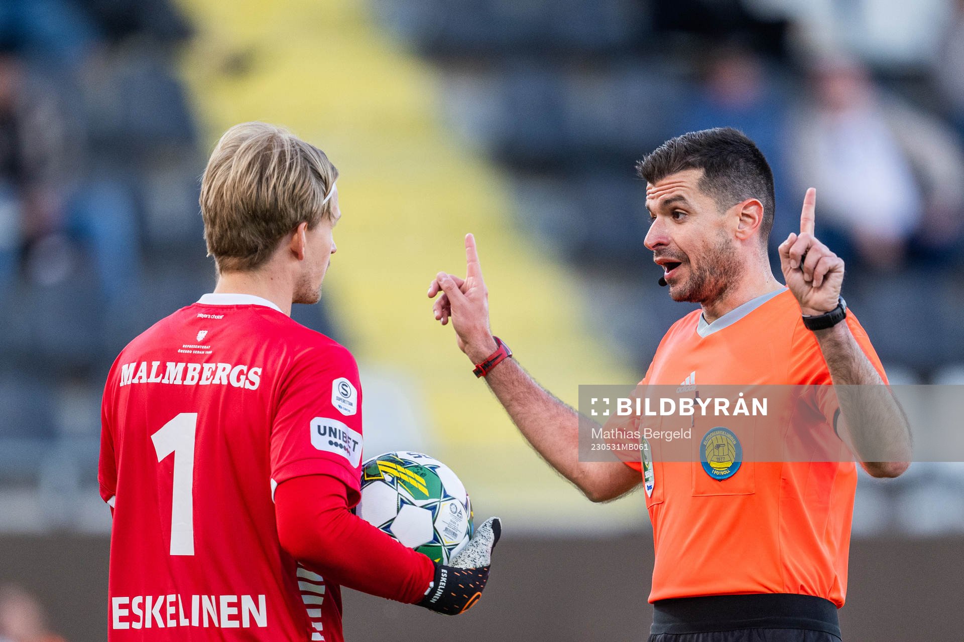 Örebros målvakt William Eskelinen och domare Enzo Vesprini