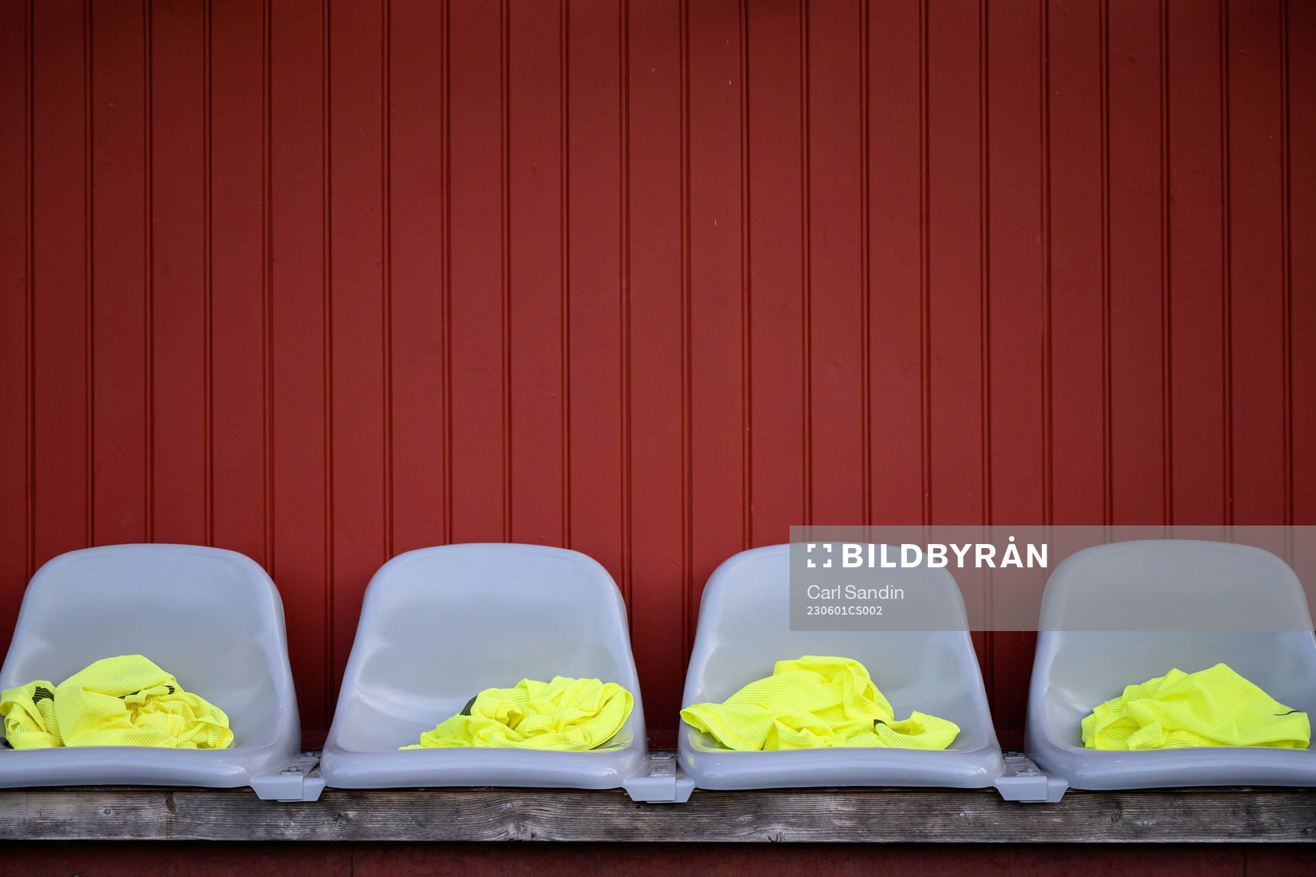 Avbytarbänk innan fotbollsmatchen i Superettan mellan Jönköpings Södra och Öster den 1 juni 2023 i Jönköping. 