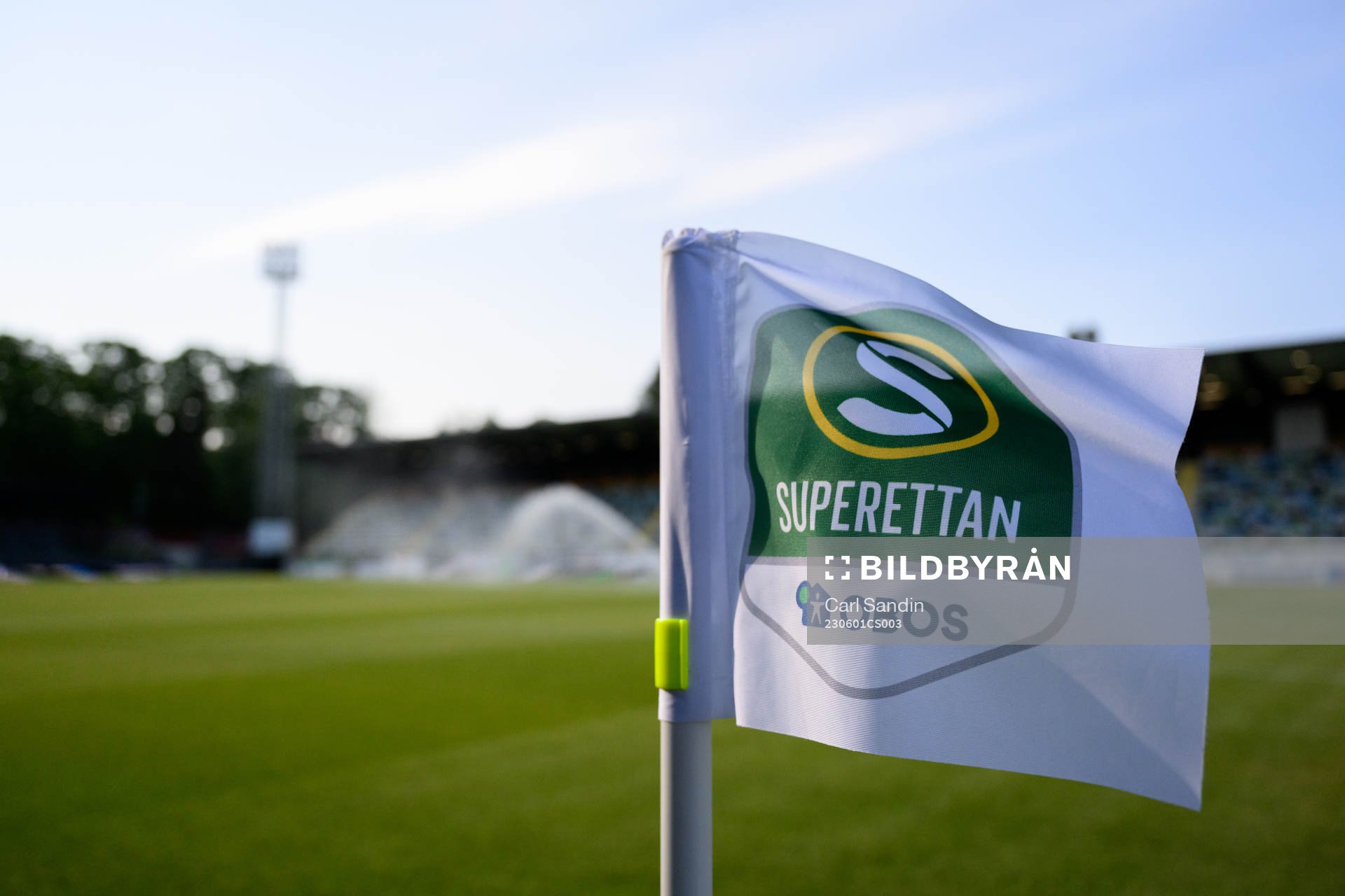 En hörnflagga med Superettans logo innan fotbollsmatchen i