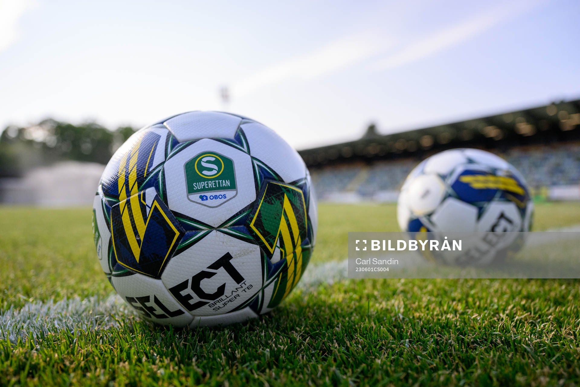 Bollar med Superettans logo innan fotbollsmatchen i