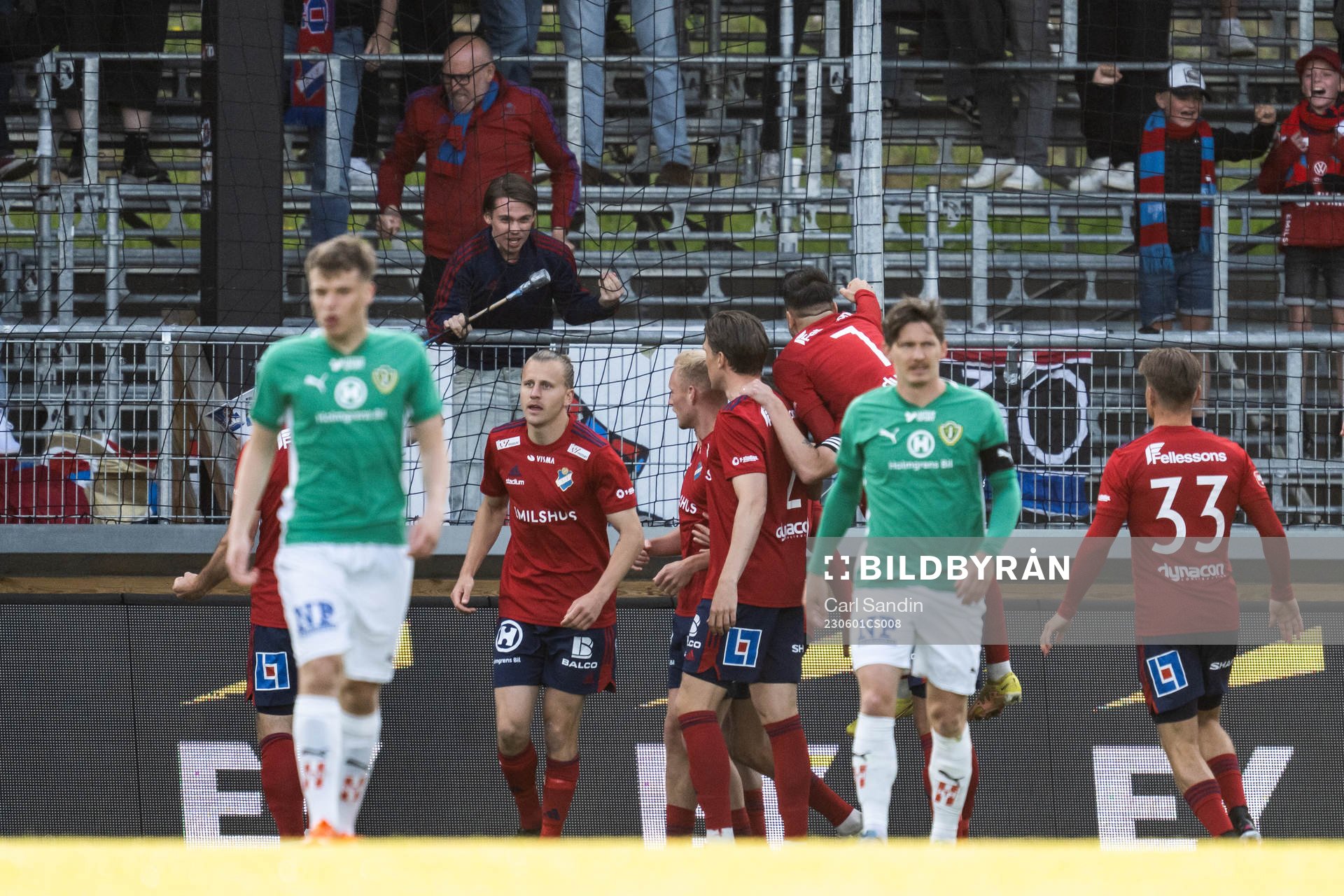 Östers Jesper Jonasson Westermark jublar med lagkamrater