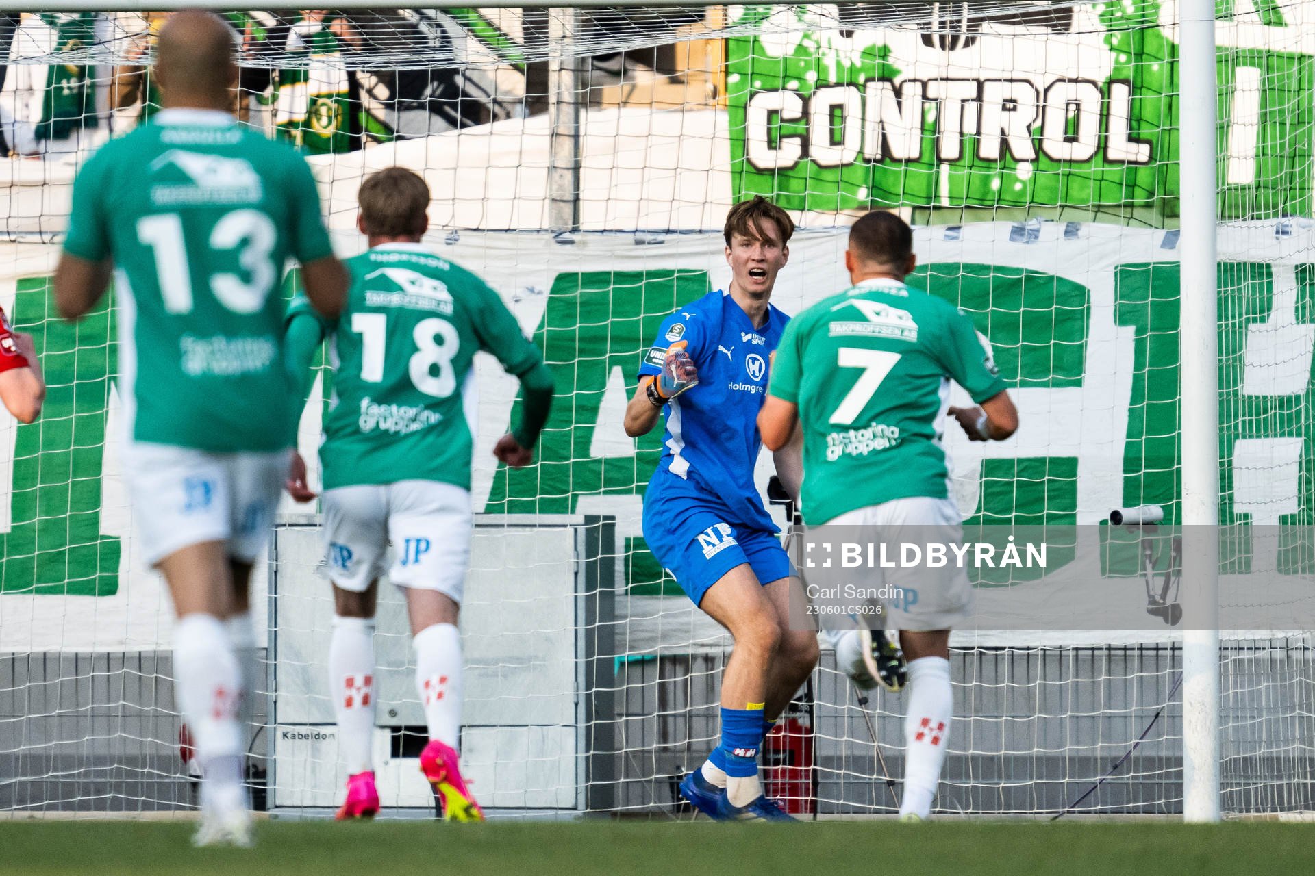 Jönköpings Södras målvakt David Celic jublar