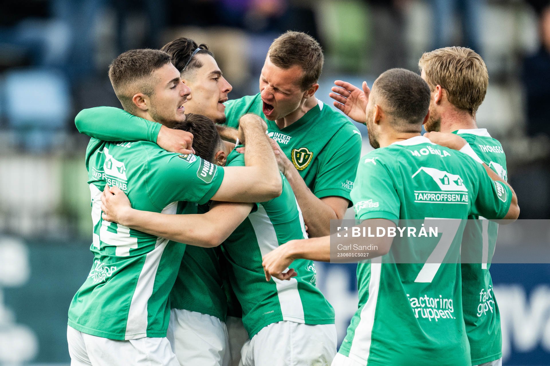 Jönköpings Södras Flamur Dzelili jublar med lagkamrater