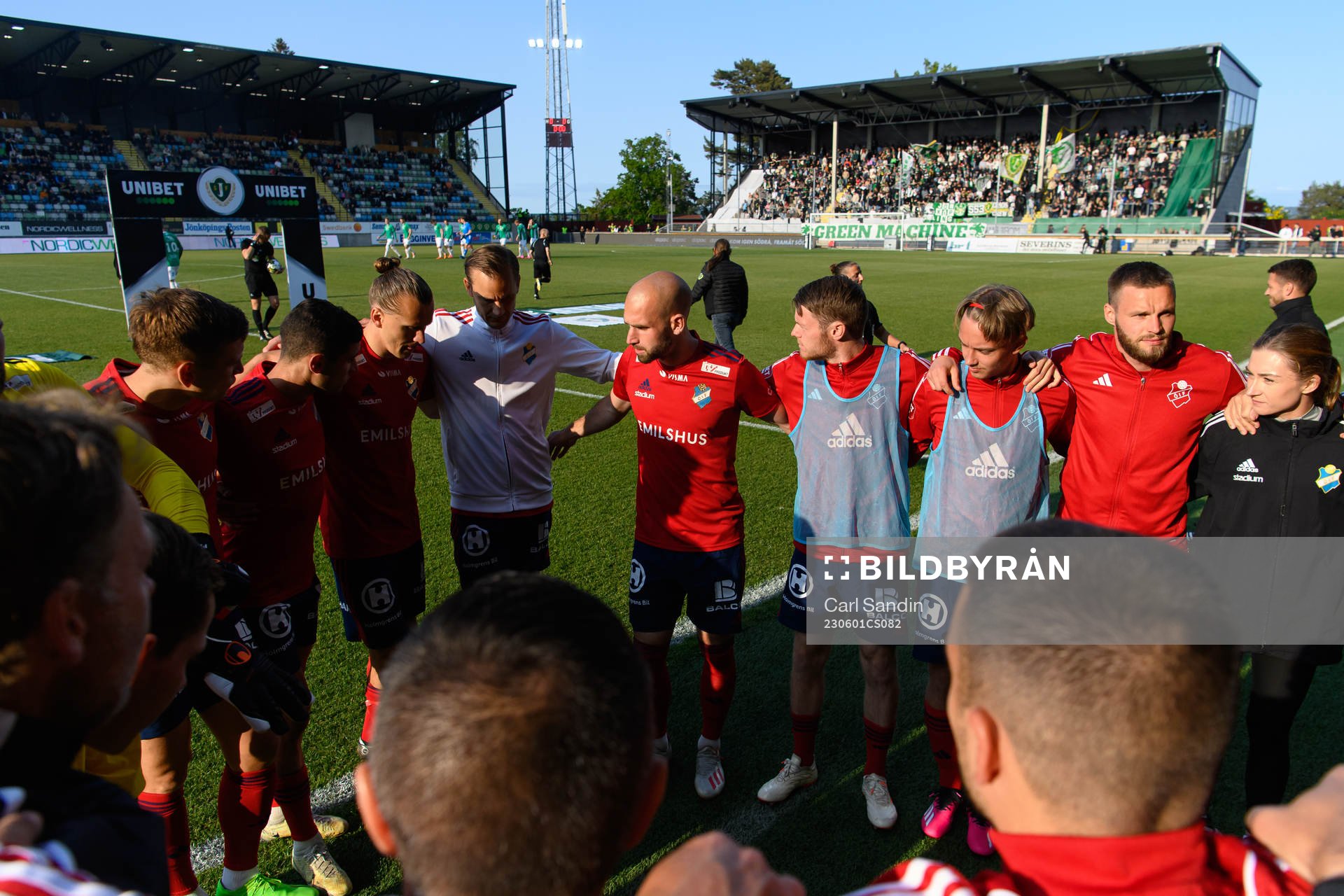 Östers spelare samlas innan fotbollsmatchen i Superettan mellan Jönköpings Södra och Öster den 1 juni 2023 i Jönköping. 