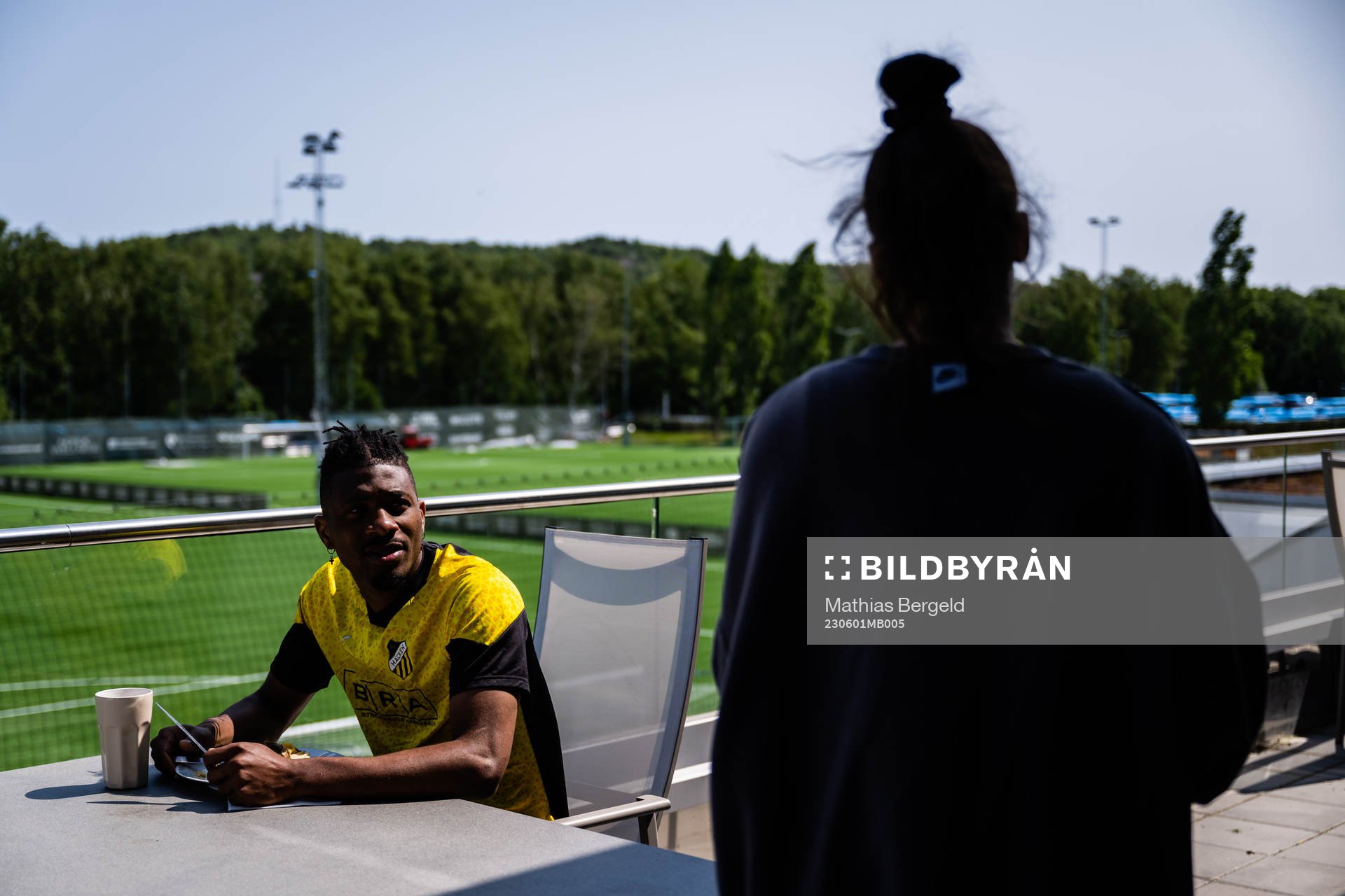 Franklin Tebo Uchenna pratar med Clarissa Larisey