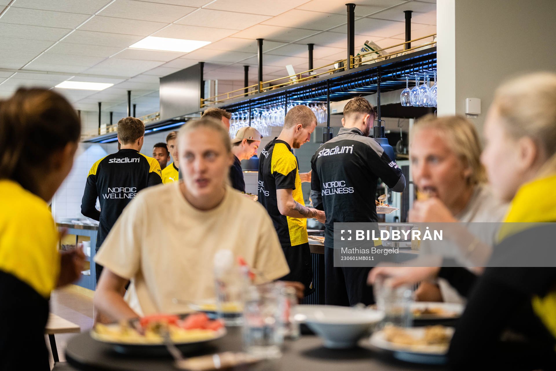 Simon Gustafson, Simon Sandberg, Elma Junttila Nelhage och Molly Johansson i matsalen under ett reportage med Häcken den 1 juni 2023 i Göteborg. 