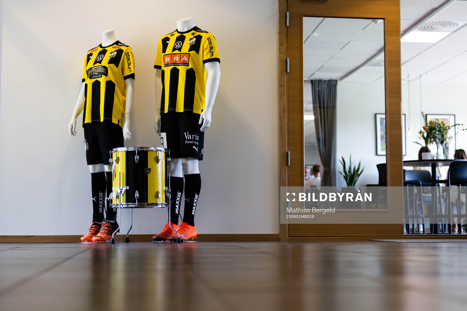 Två skyltdockor med damernas respektive herrarnas