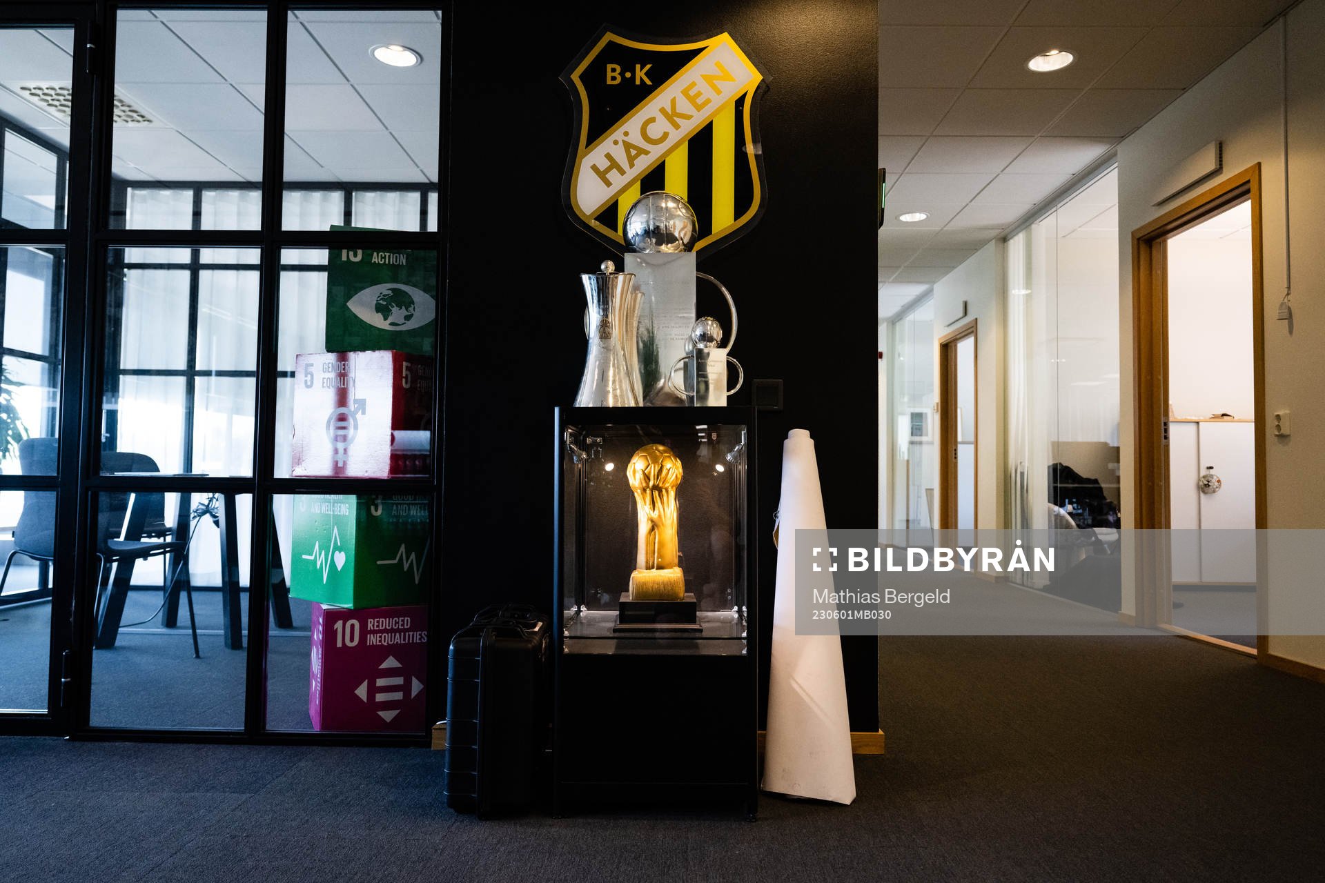 Gustaf VI Adolfs pokal, Lennart Johanssons pokal och Gothia Cup pokalen står framför klubbmärket på kontoret under ett reportage med Häcken den 1 juni 2023 i Göteborg.