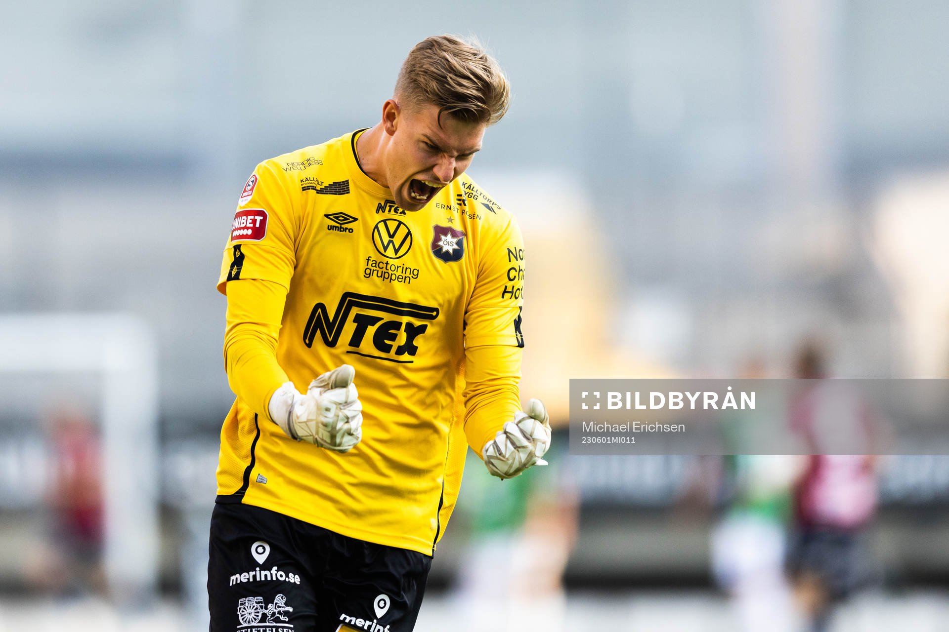 Örgrytes målvakt Mathias Nilsson jublar