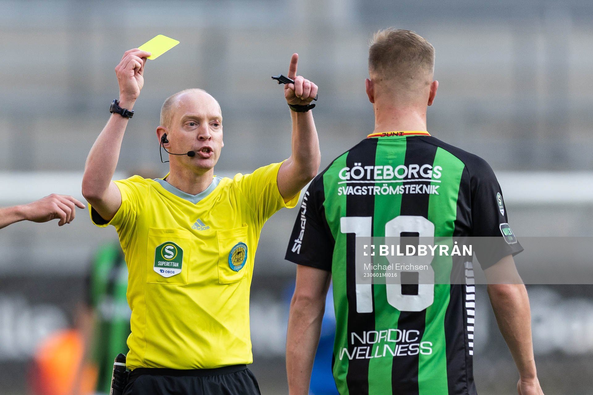 GAISs Alexander Ahl Holmström får ett gult kort av Domare