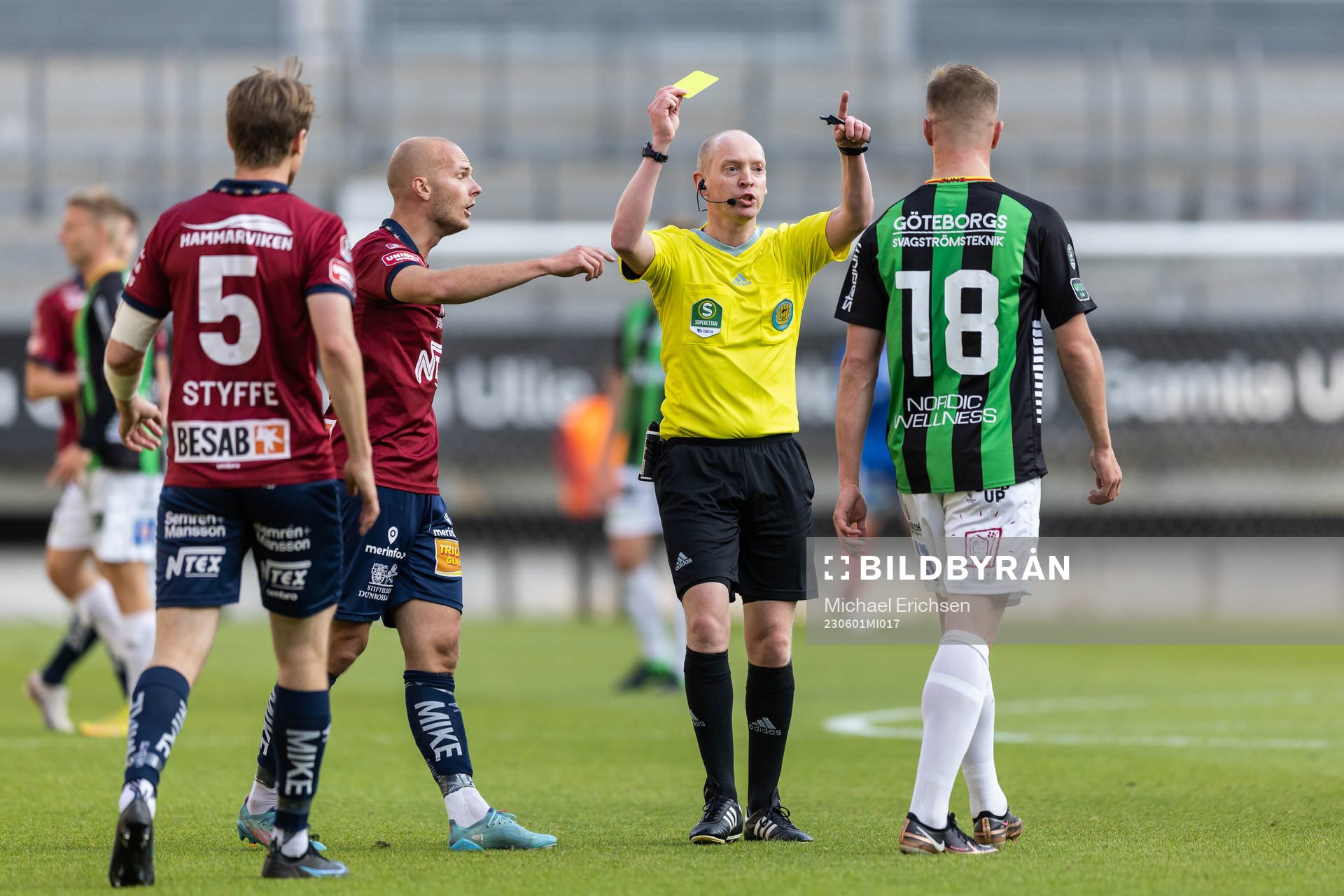 GAISs Alexander Ahl Holmström får ett gult kort av Domare